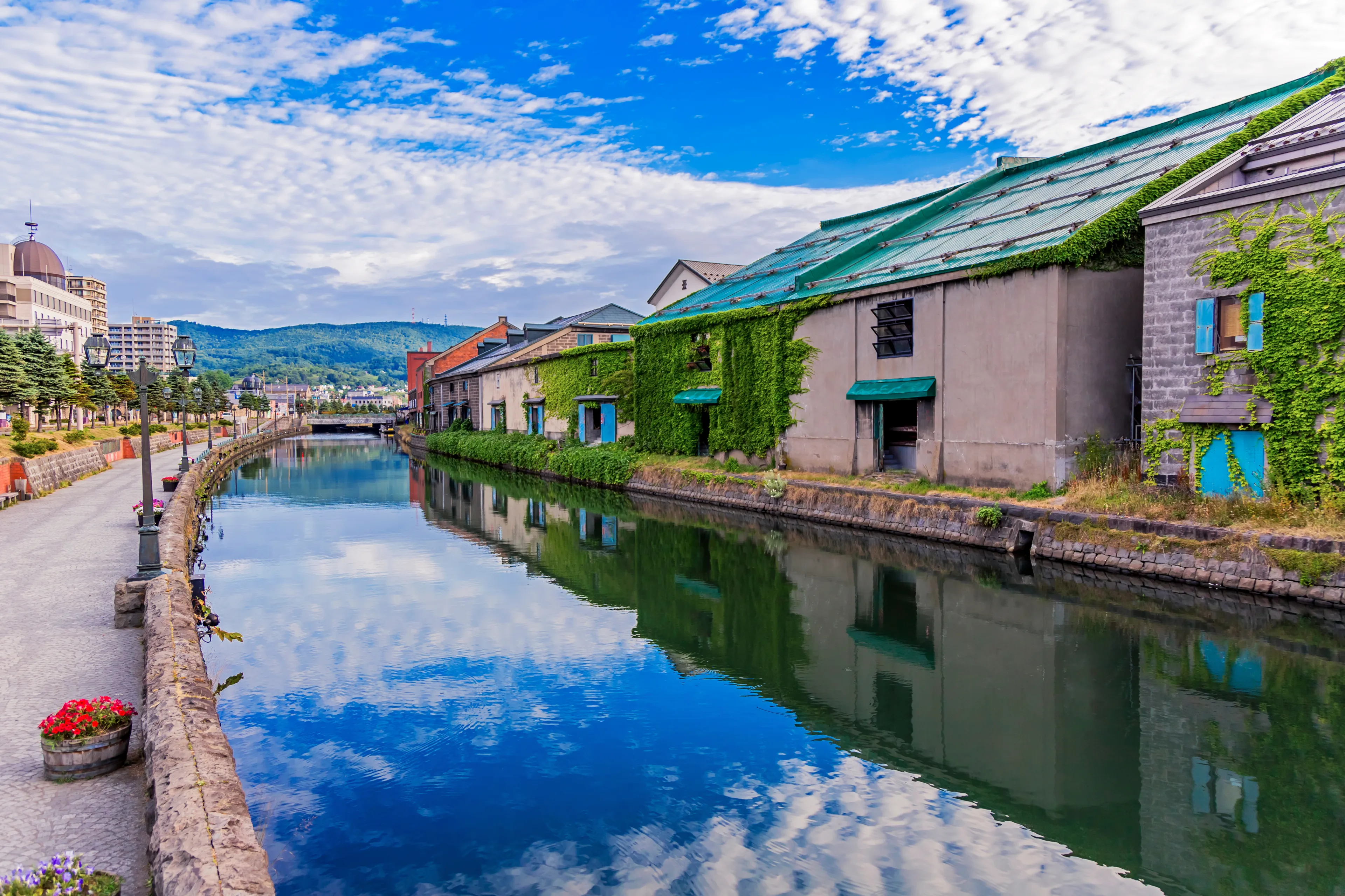 It is a photograph of Otaru canal in Otaru, Hokkaido of Japan. It is early morning in the summer.