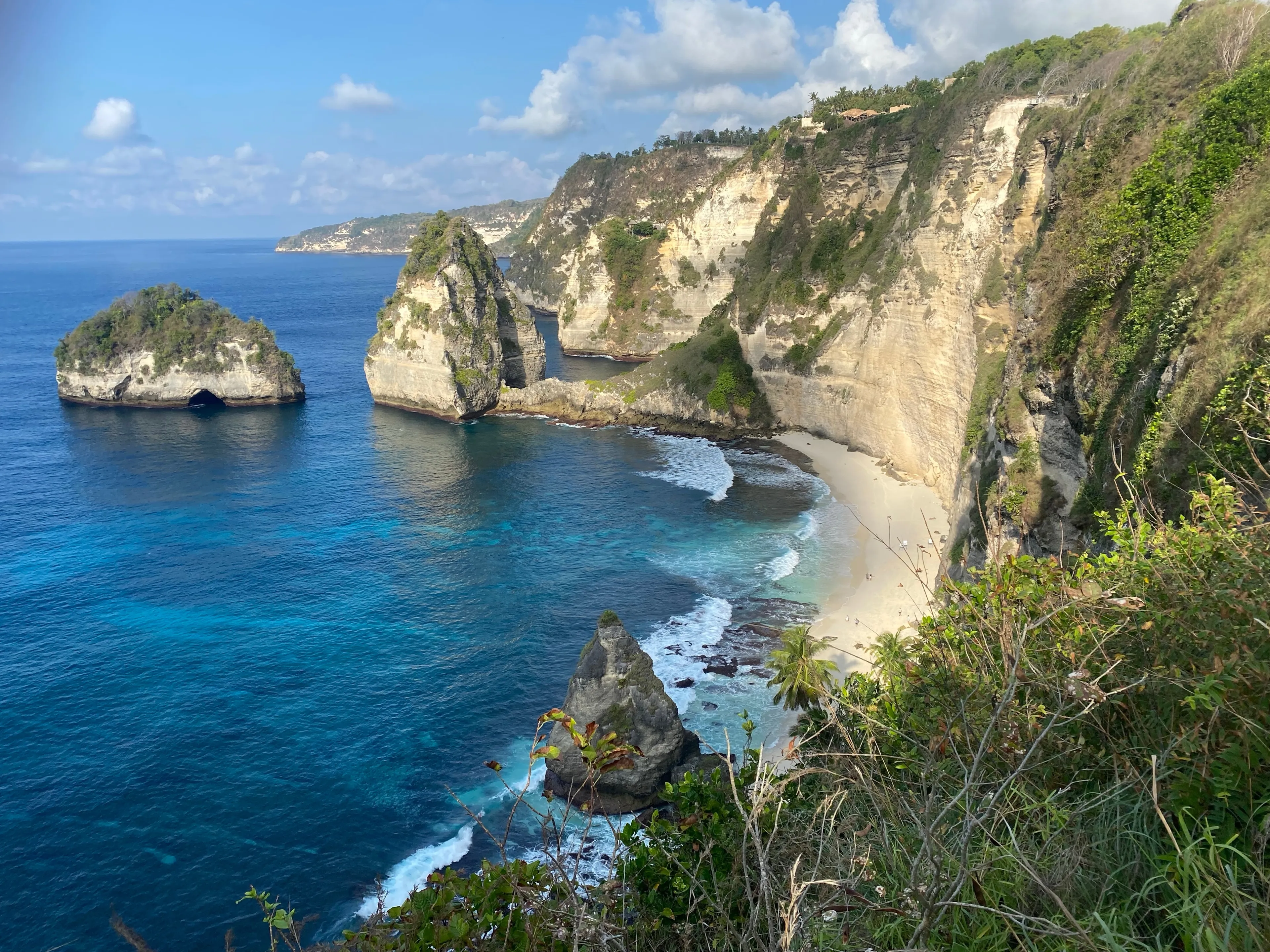 Diamond Beach is a hidden paradise in the north of Bali, located near the village of Tejakula. With its crystal-clear turquoise waters and breathtaking scenery, this beach offers an incredible natural