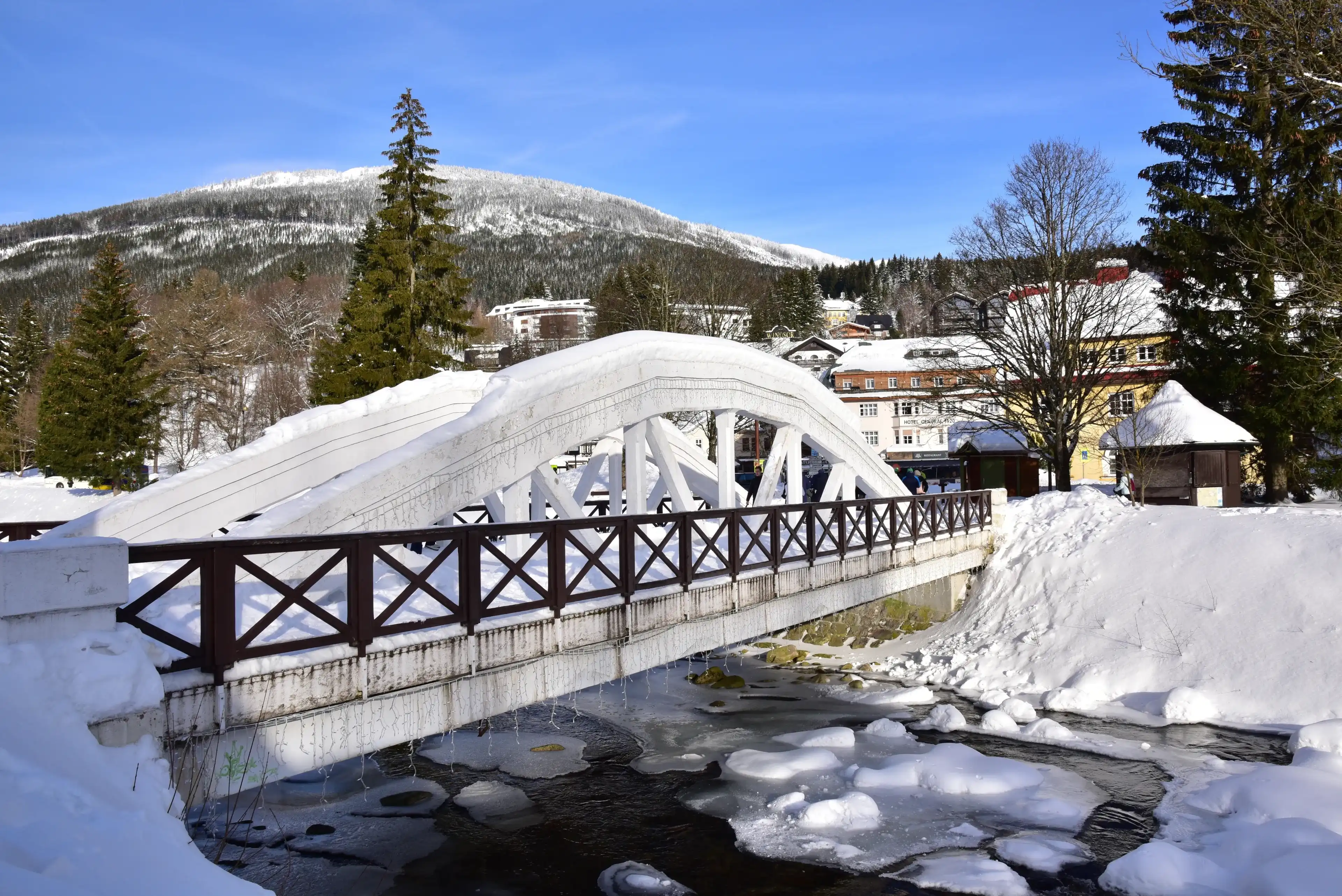 White bridge in Špindlerův Mlýn, part of the pedestrian zone across the Elbe White bridge in Špindlerův Mlýn, part of the pedestrian zone across the Elbe