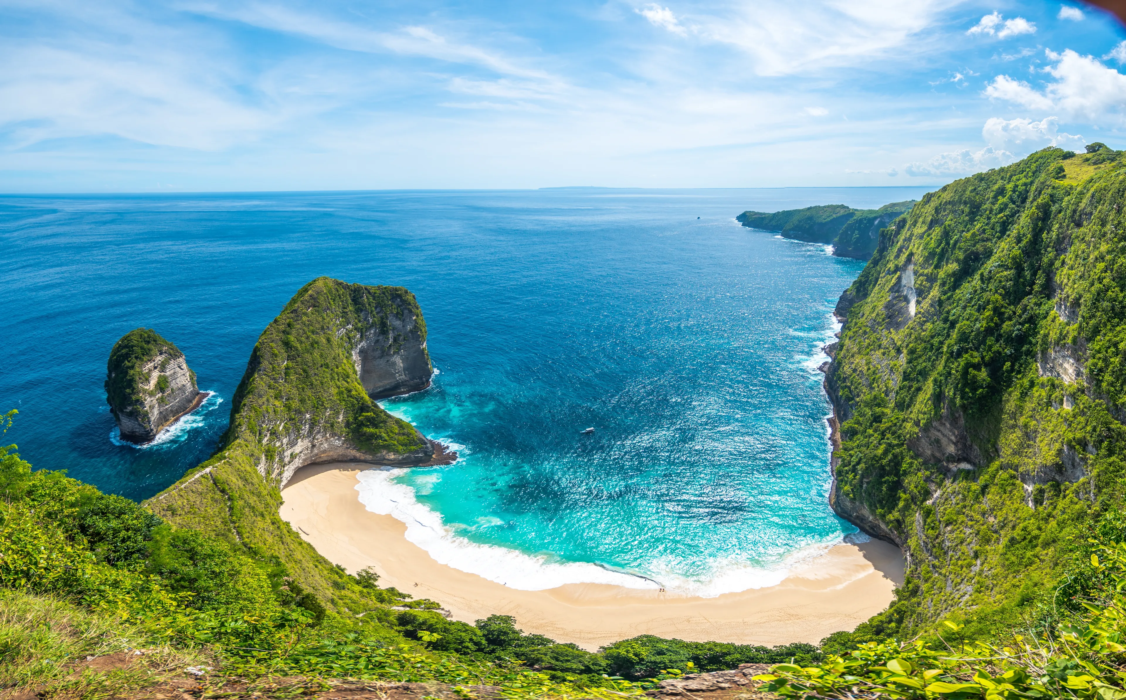 panoramic view of kelingking beach in nusa penida, indonesia