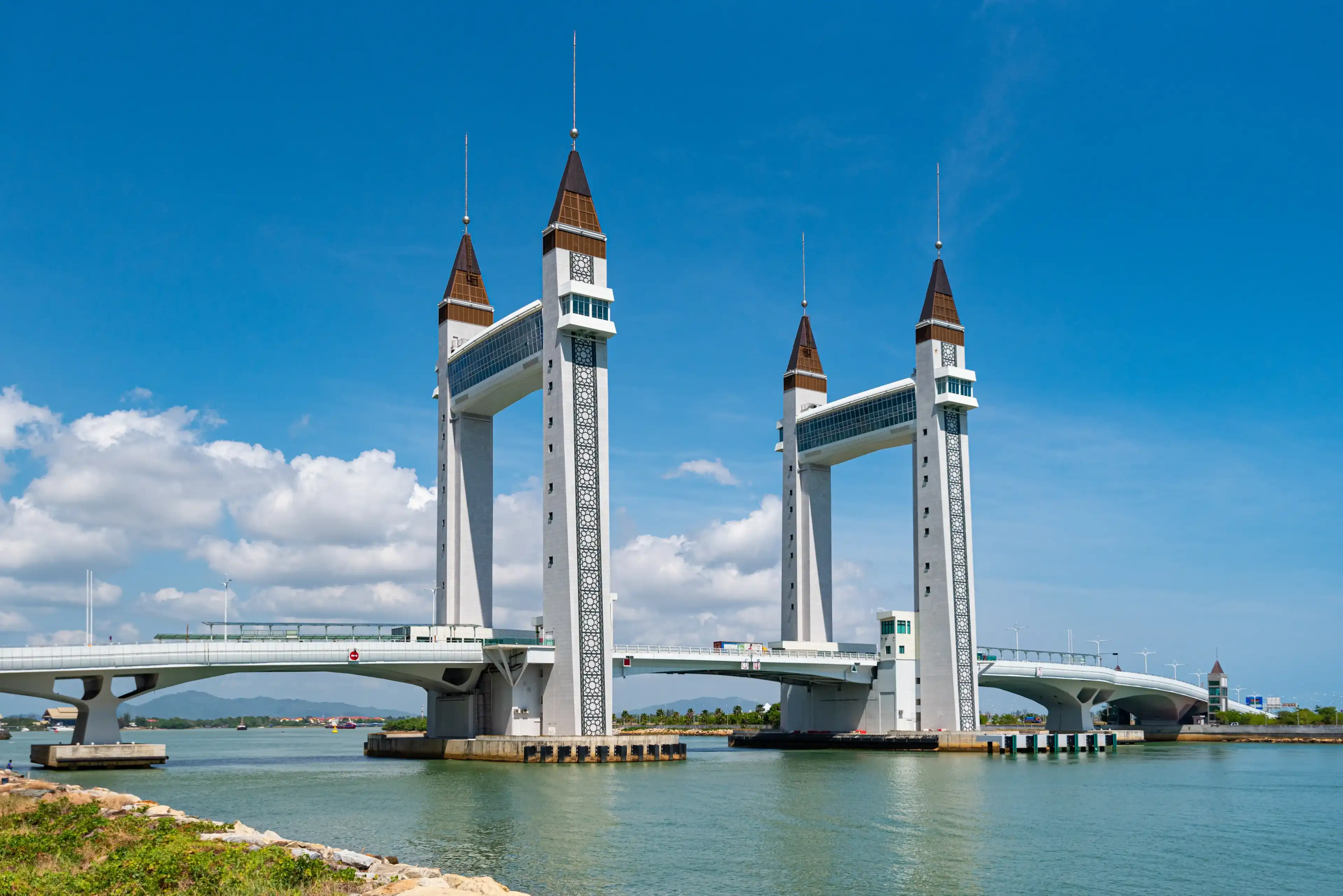 Kuala Terengganu Drawbridge is a bascule bridge in Kuala Terengganu, Terengganu, Malaysia, which crosses the mouth of Terengganu River. Kuala Terengganu Drawbridge is a bascule bridge in Kuala Terengganu, Terengganu, Malaysia, which crosses the mouth of Terengganu River.