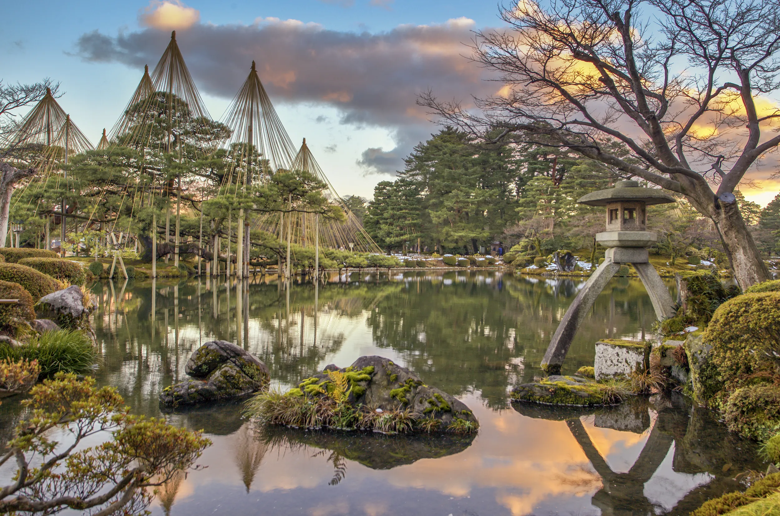 Kenrokuen in Kanazawa is justifiably classified as one of Japan's "three most beautiful landscape gardens" alongside Mito's Kairakuen and Okayama's Korakuen. 