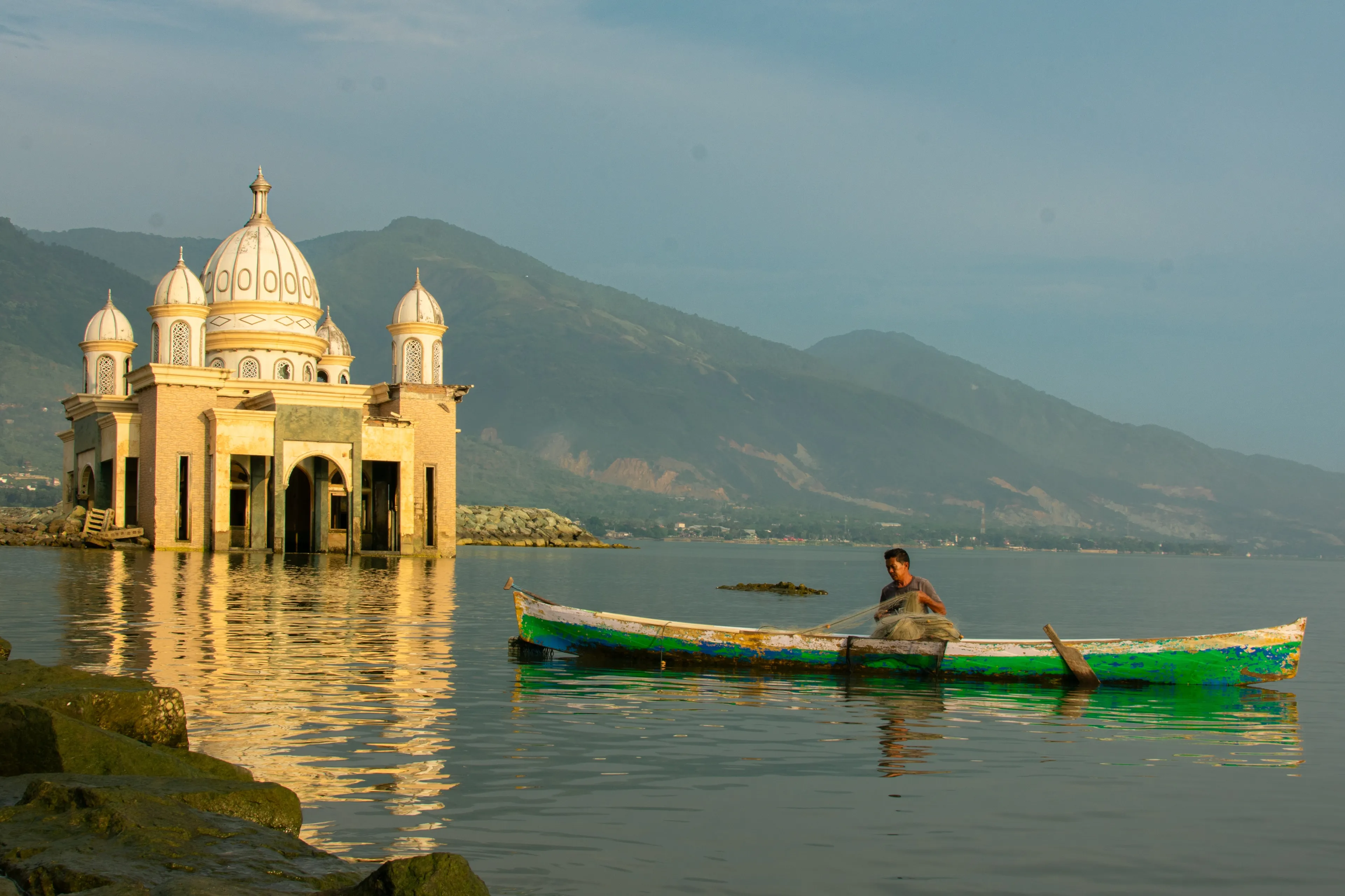 Palu, Indonesia - 8 september 2023 - Fishing activity near the floating mosque palu, Central Sulawesi, Indonesia