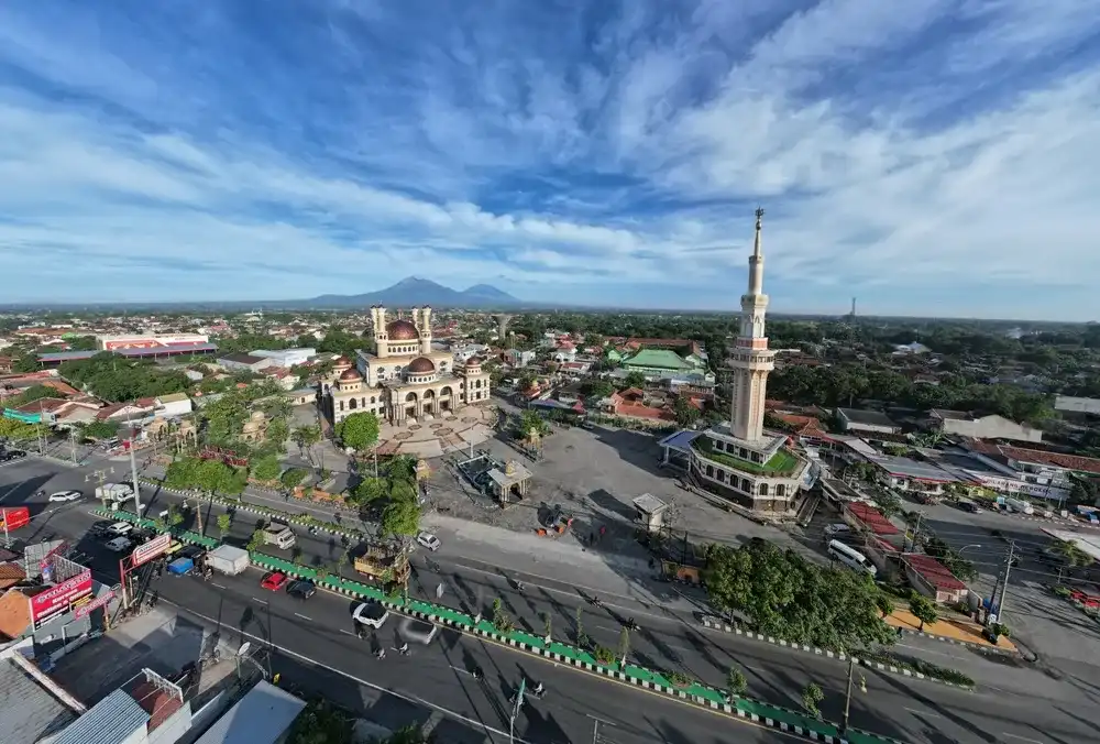 Indonesia 7 January 2025: Aerial of Al Aqsha mosque islamic center in Klaten, Indonesia. Indonesia 7 January 2025: Aerial of Al Aqsha mosque islamic center in Klaten, Indonesia.