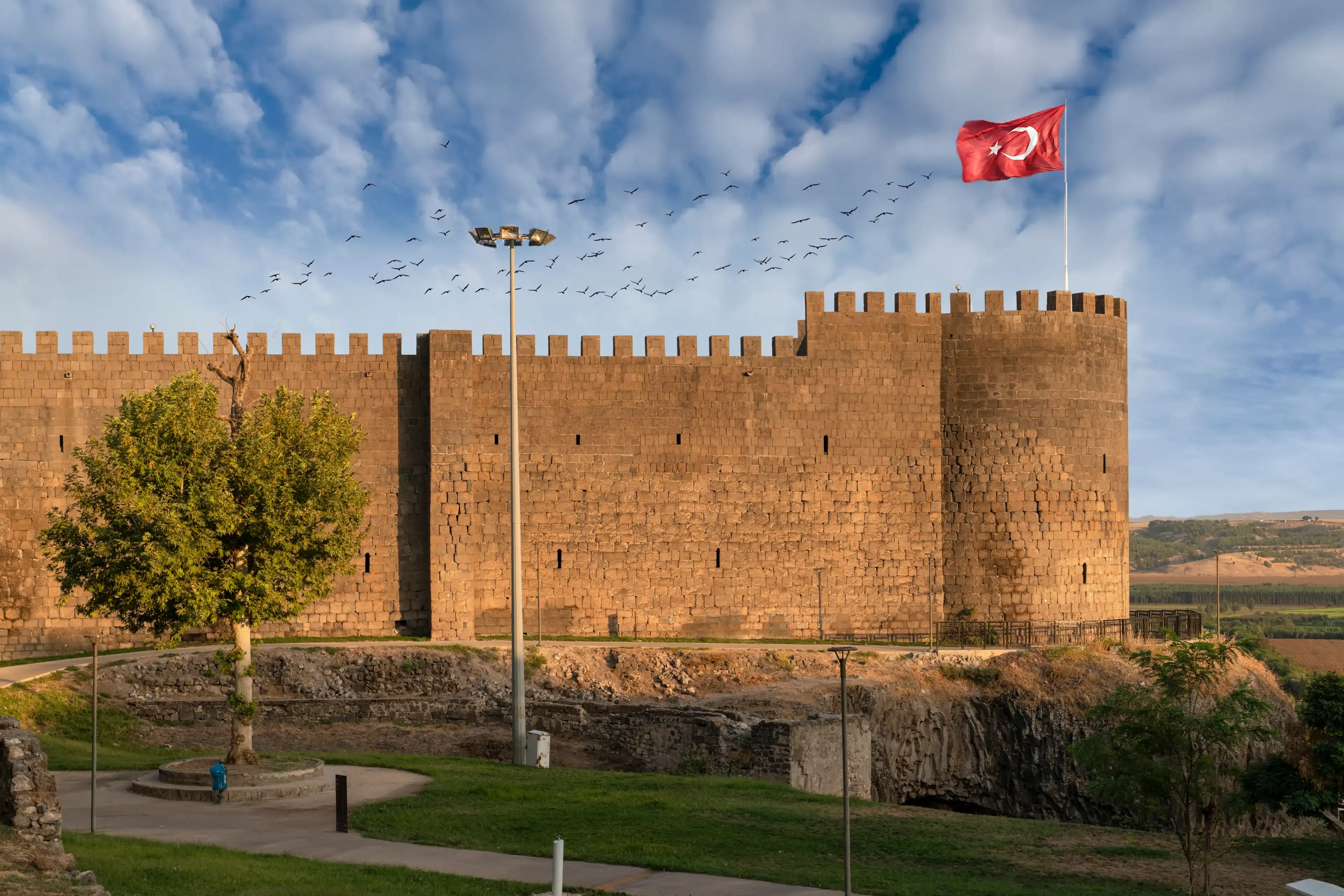 The wall of Diyarbakir (Diyarbakir surlari in Turkish) The wall of Diyarbakir (Diyarbakir surlari in Turkish)