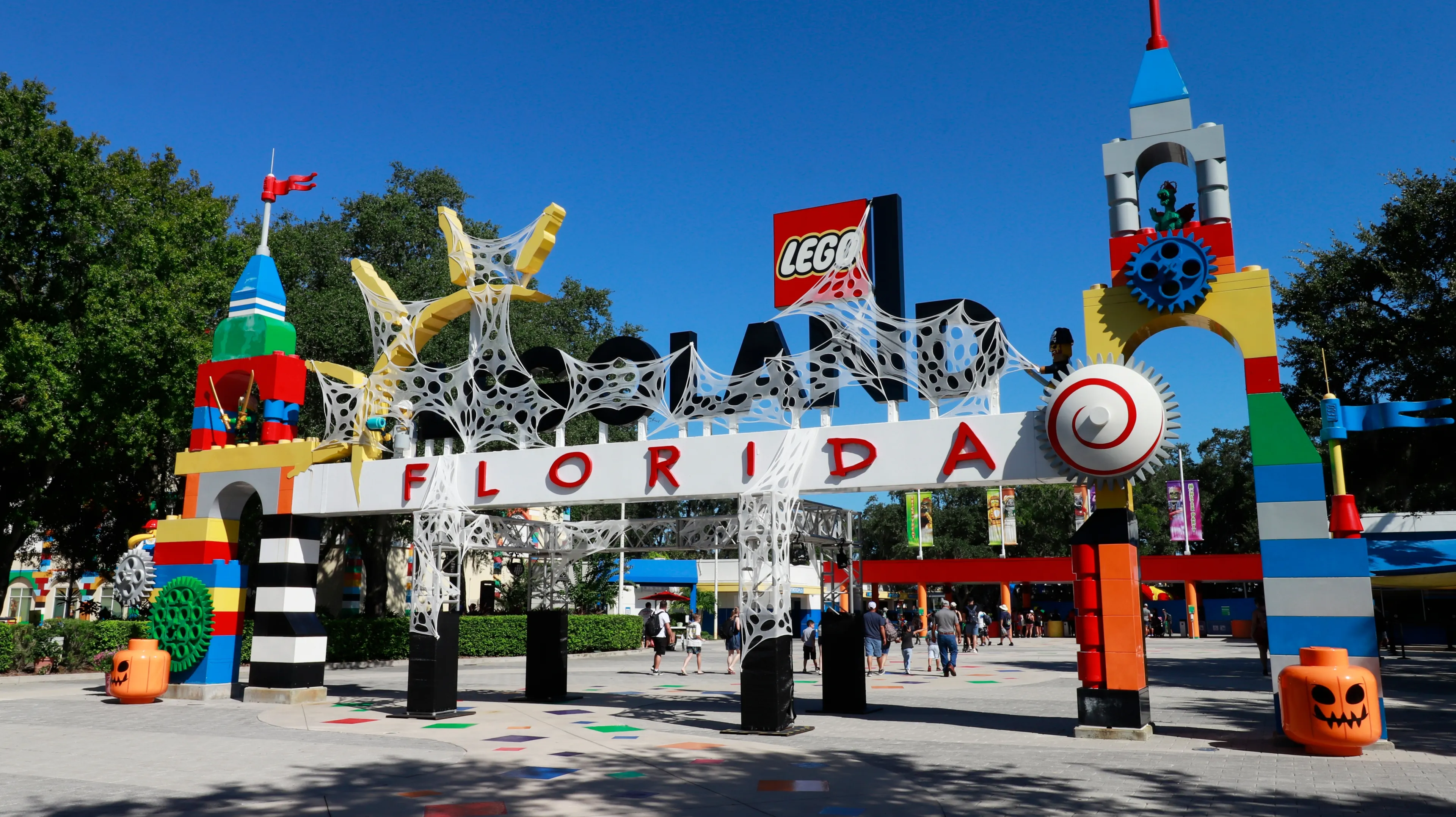  Winter Haven, Florida, USA, 09.04.2023.The Legoland Florida theme park main entrance. Designed for families with children ages 2 to 12, the park has more than fifty rides, shows, and attractions