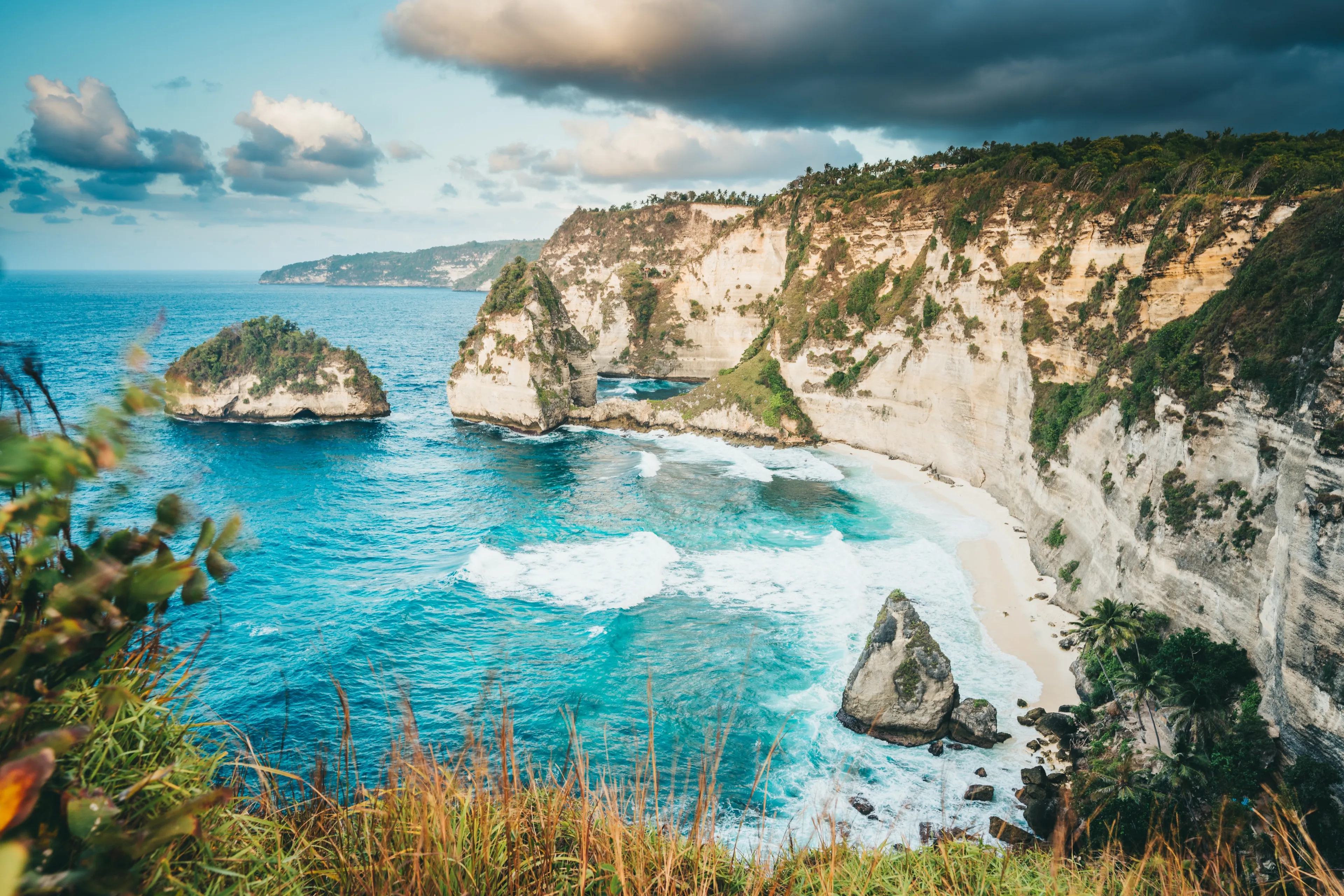 amazing beach of diamond beach in nusa penida, indonesia