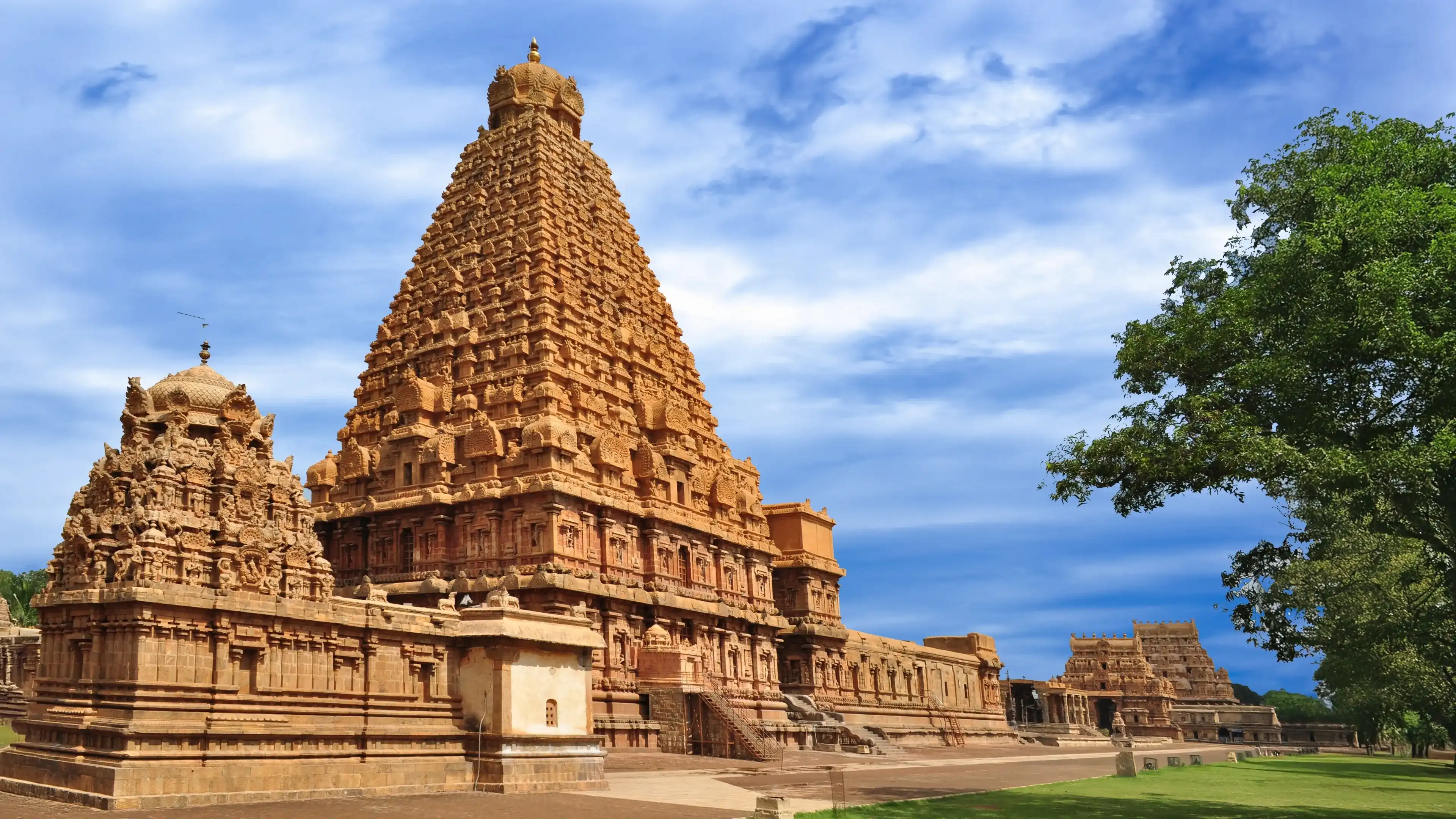 Thanjavur Big temple - The Chola Architecture Thanjavur Big temple - The Chola Architecture