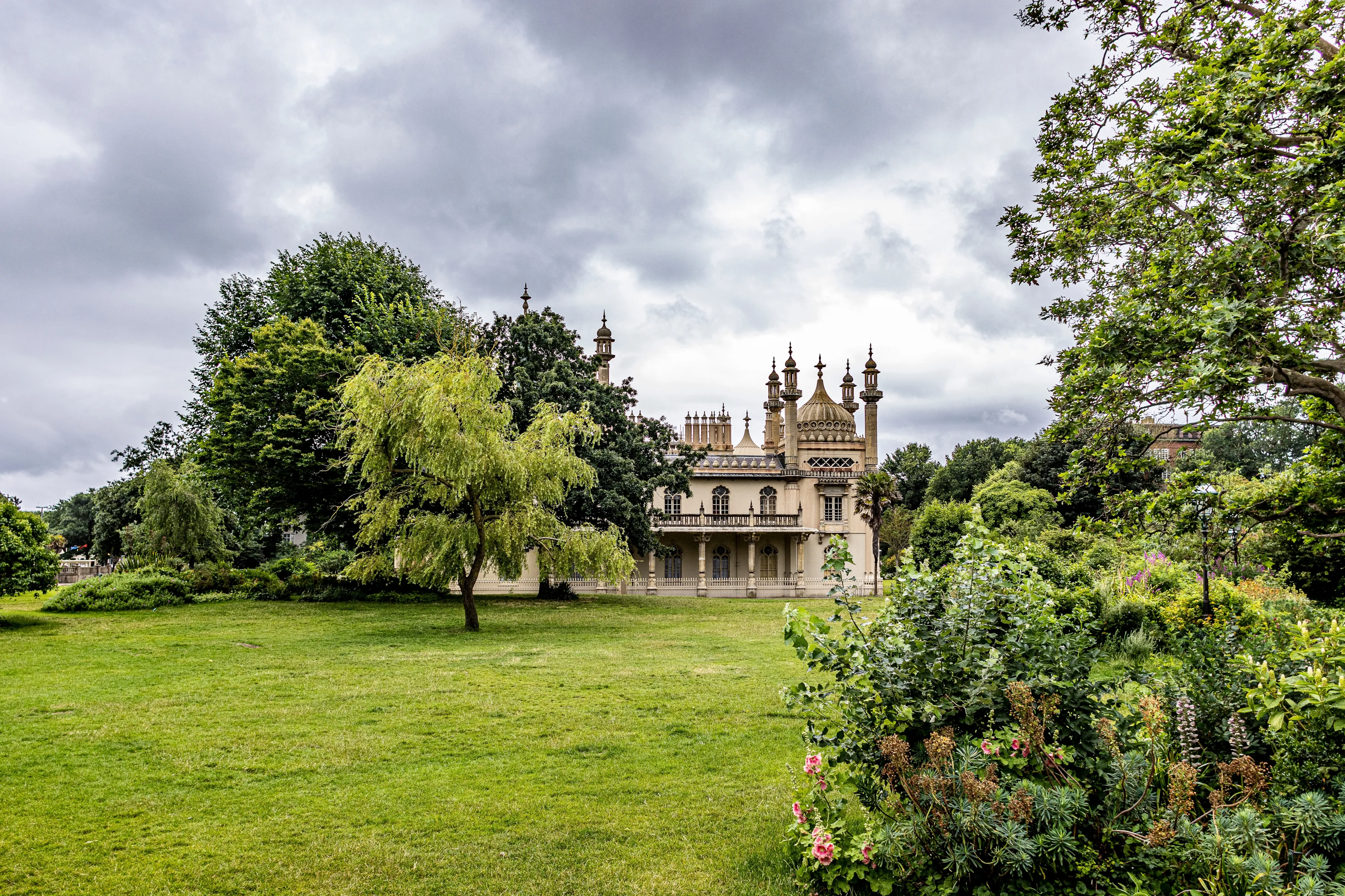 Brighton (ˈbraɪtən) is a city located on the south coast of England 16 km from Worthing. It makes up most of the conurbation known as Brighton Hove (formed by the union of the towns of Brighton, H