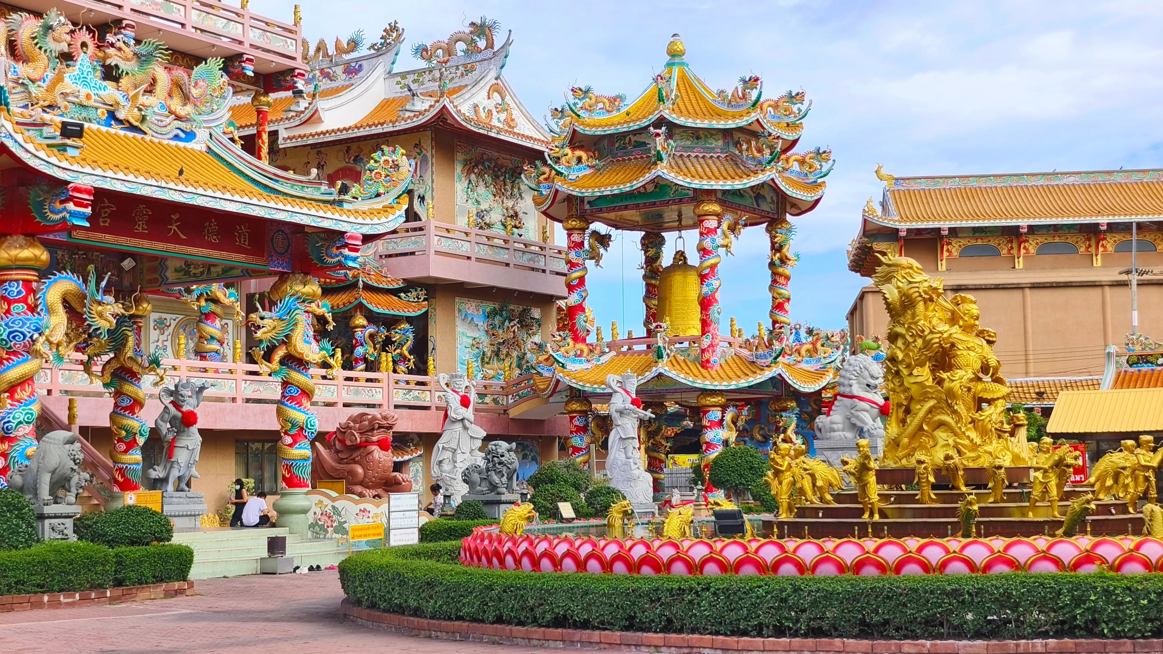 ANG SILA, CHON BURI, THAILAND - AUGUST 3, 2024: Pepole visit beautiful and colorful intricate architecture of Na Jasa Tai Chue Shrine on August 3, 2024 in Ang Sila, Chon Buri, Thailand