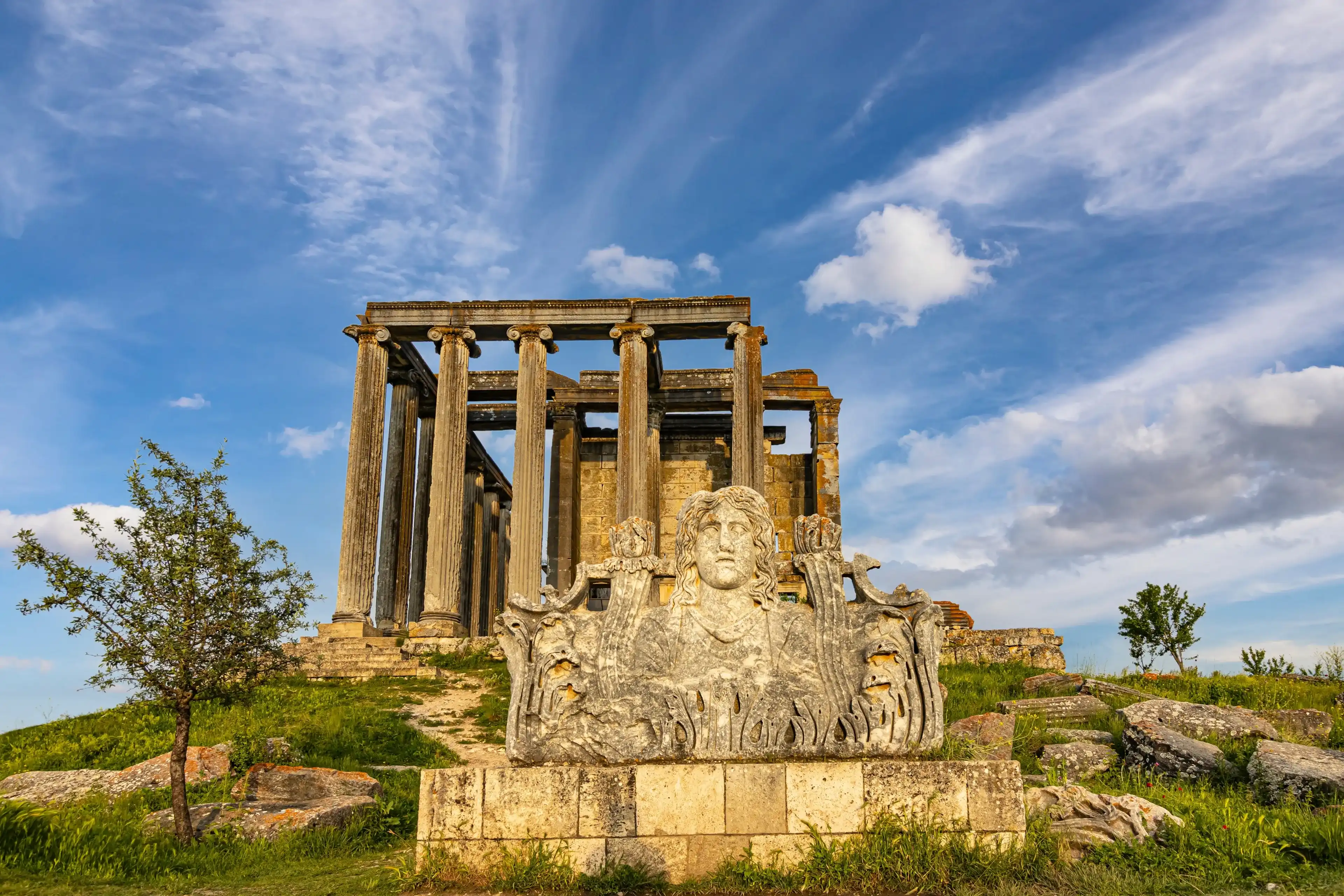 Çavdarhisar, Kütahya, Türkiye 30-04-2023 Aizanoi antique city. zeus temple Kütahya Çavdarhisar, Kütahya, Türkiye 30-04-2023 Aizanoi antique city. zeus temple Kütahya