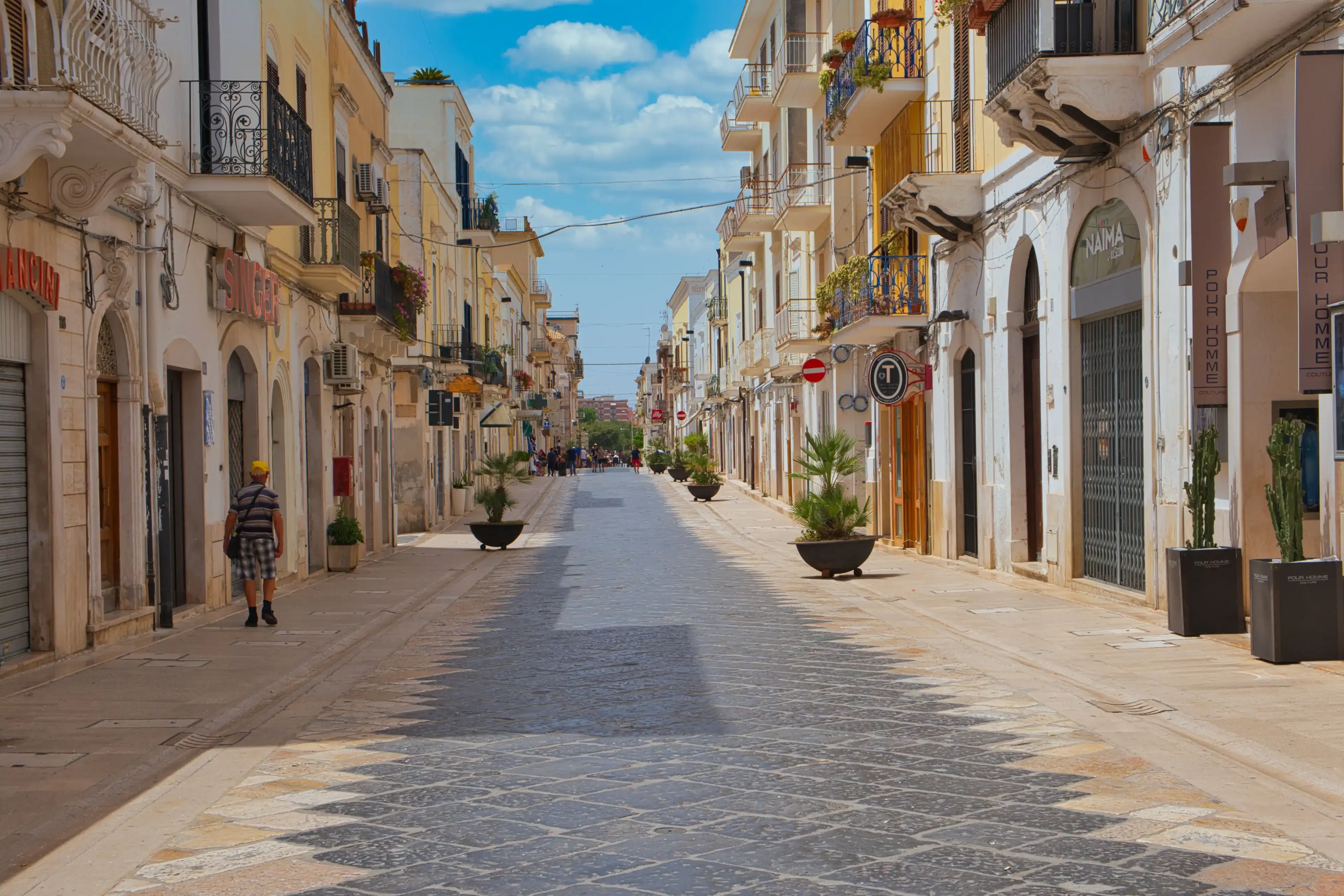 MANFREDONIA, ITALY - Jun 05, 2022: A beautiful shot of a picturesque narrow street in Manfredonia, Italy MANFREDONIA, ITALY - Jun 05, 2022: A beautiful shot of a picturesque narrow street in Manfredonia, Italy