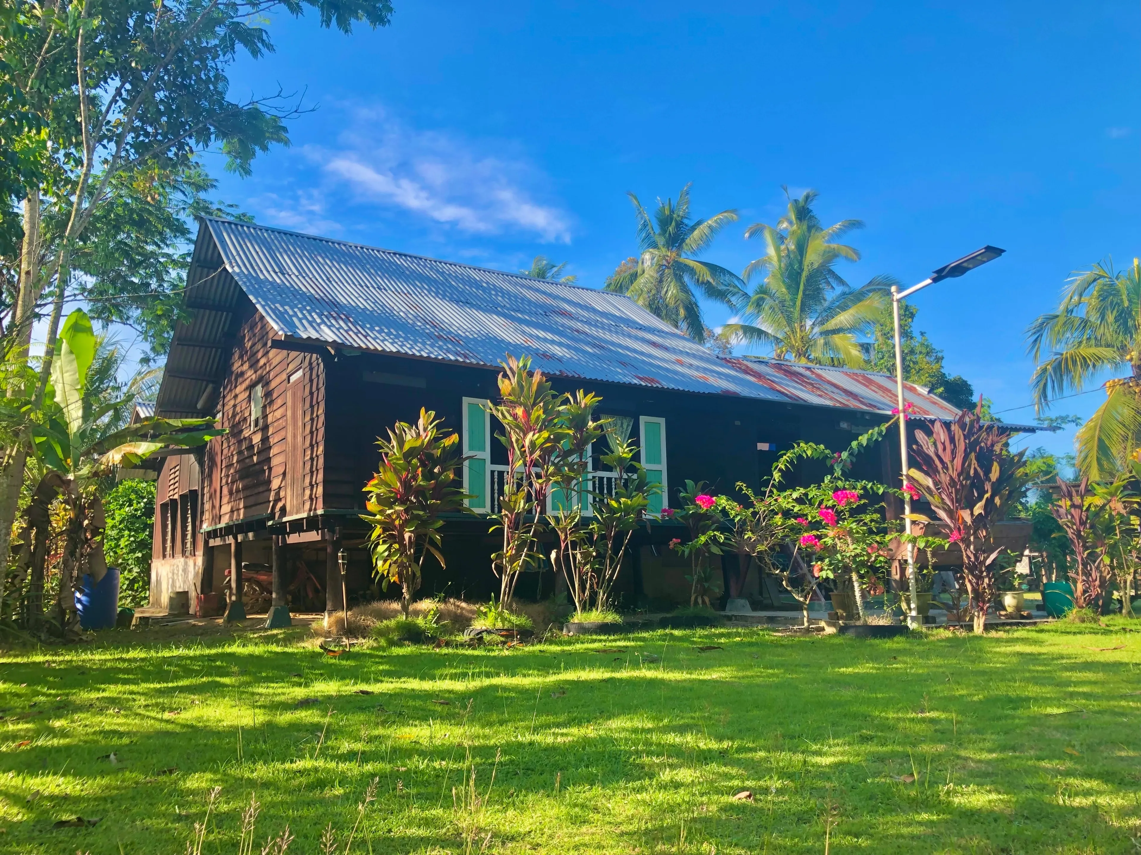 Rumah Kampung Cantik Dengan Laman Yang Luas