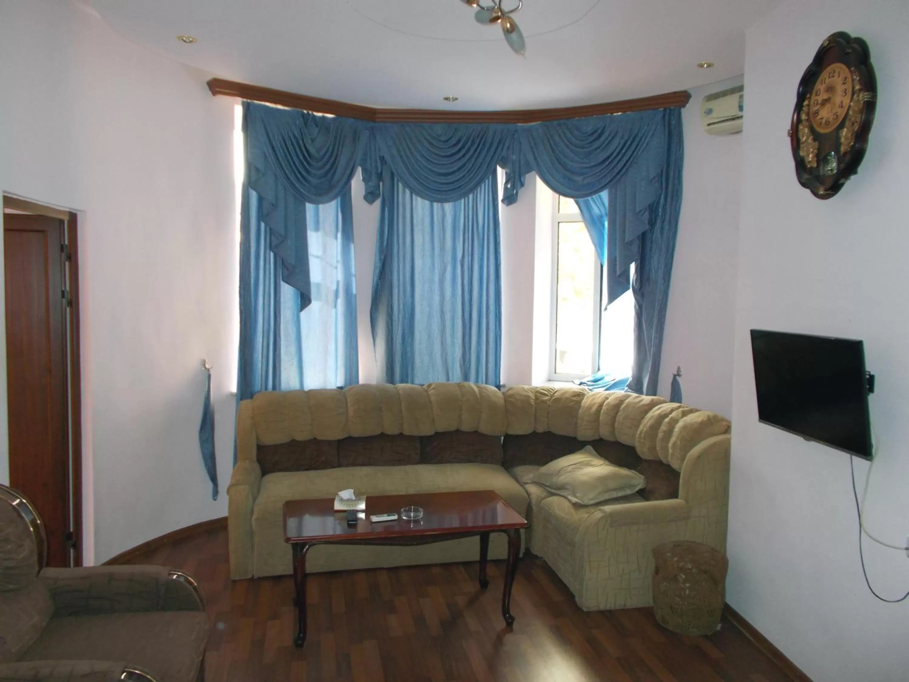 TV and multimedia, Seating Area in Manand Hotel