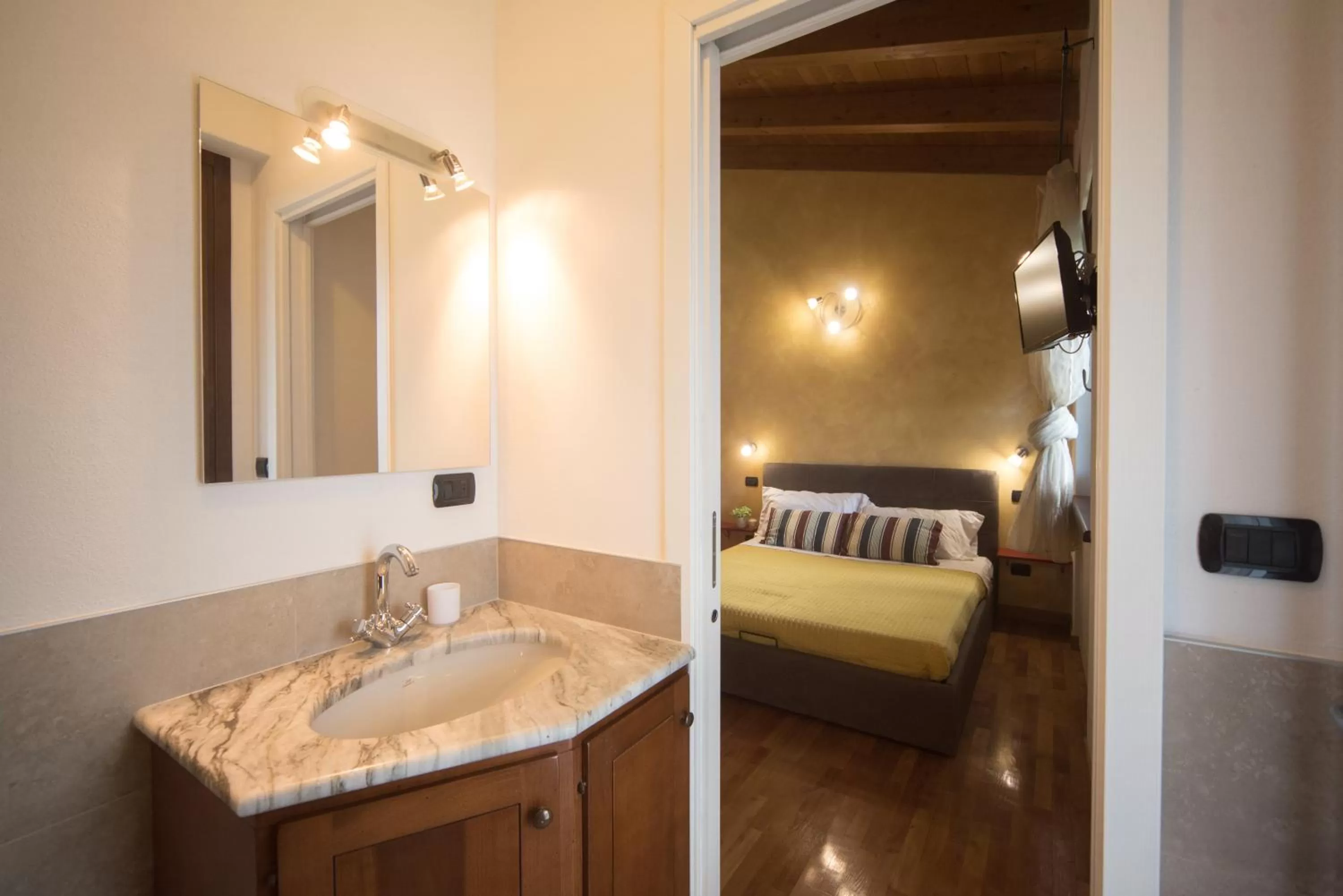 Bathroom, Bed in B&B Al Sentiero
