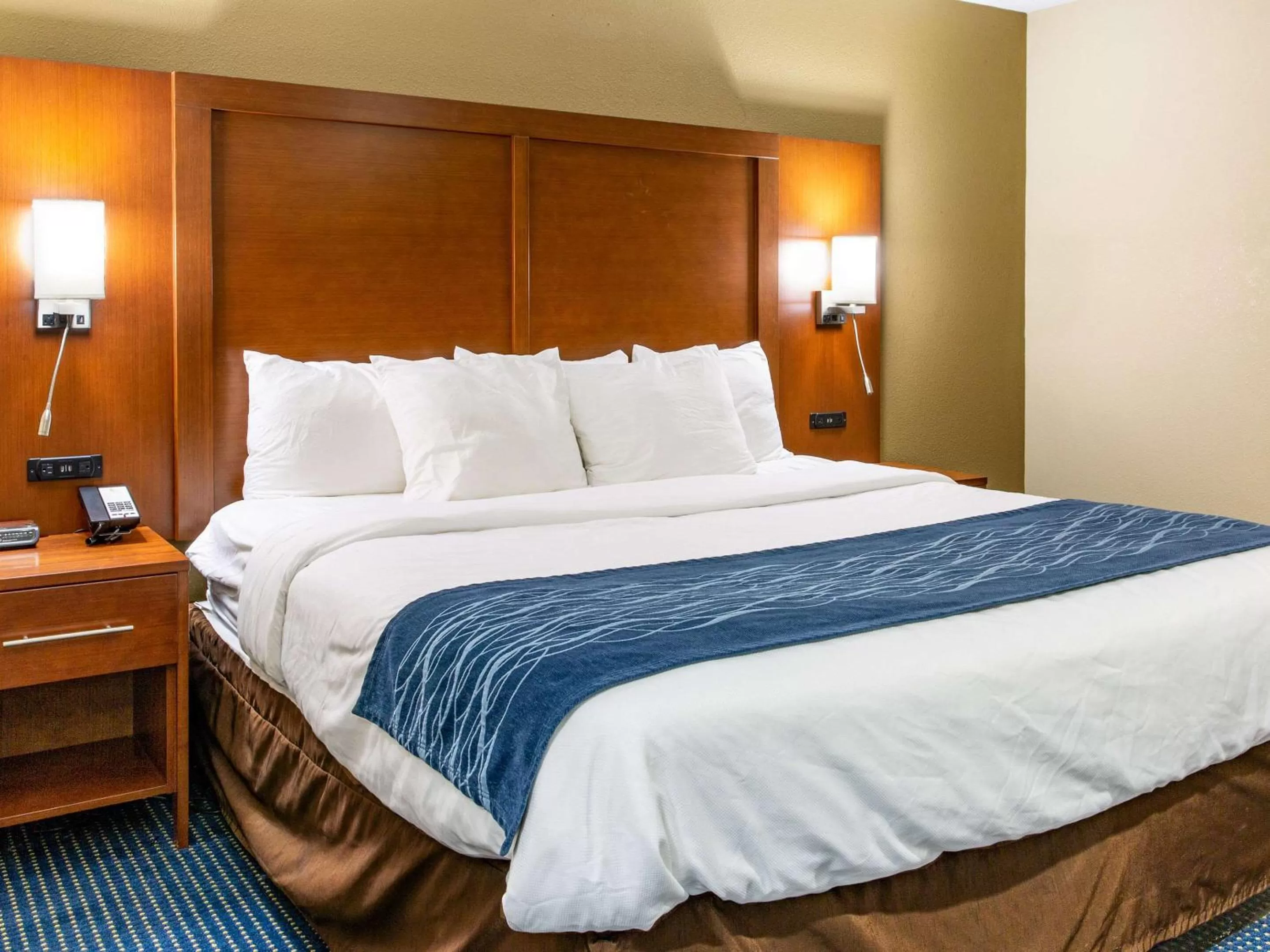 Bed in Comfort Inn Piketon near Fairgrounds