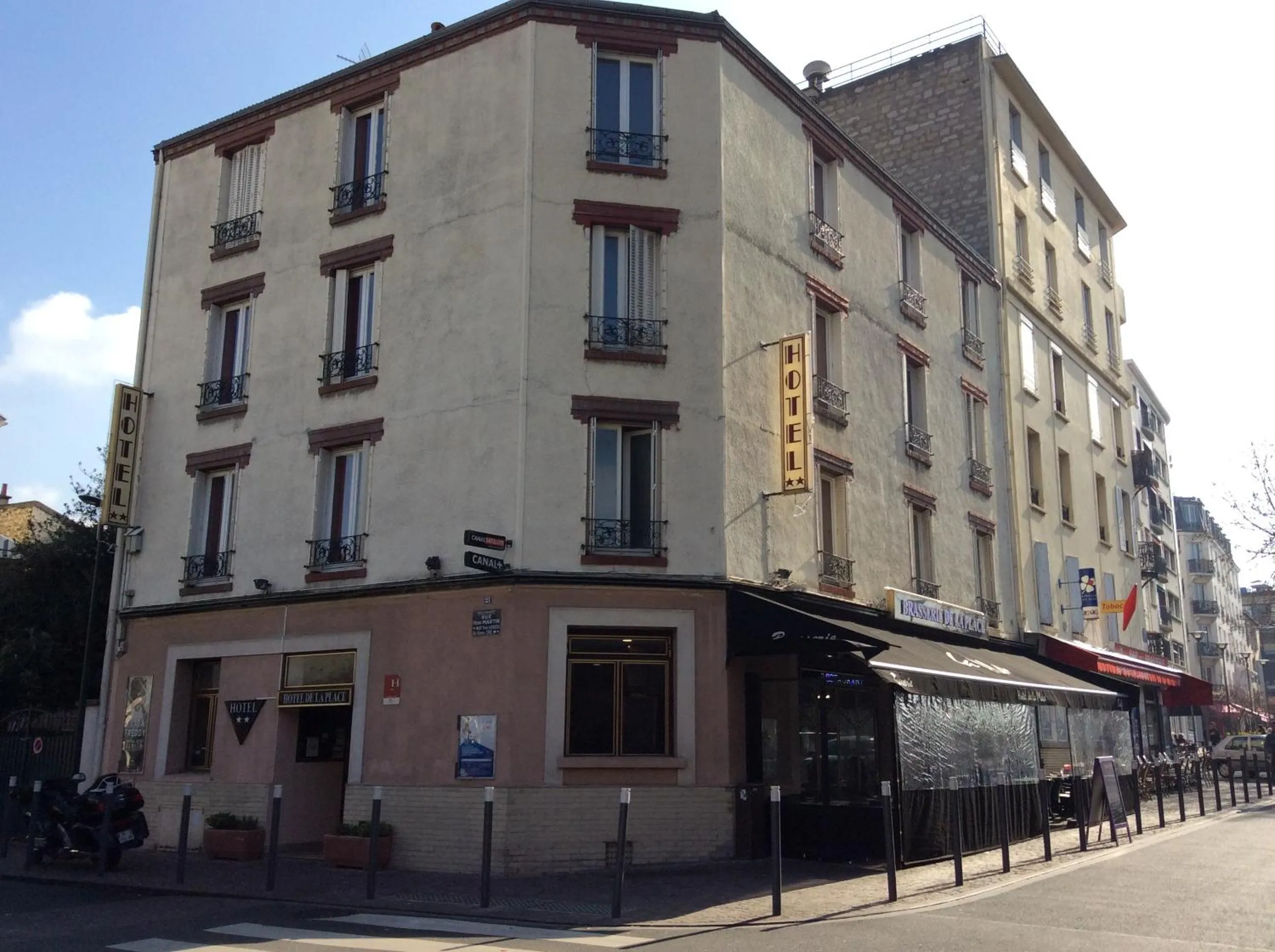 Property building in Hotel De La Place