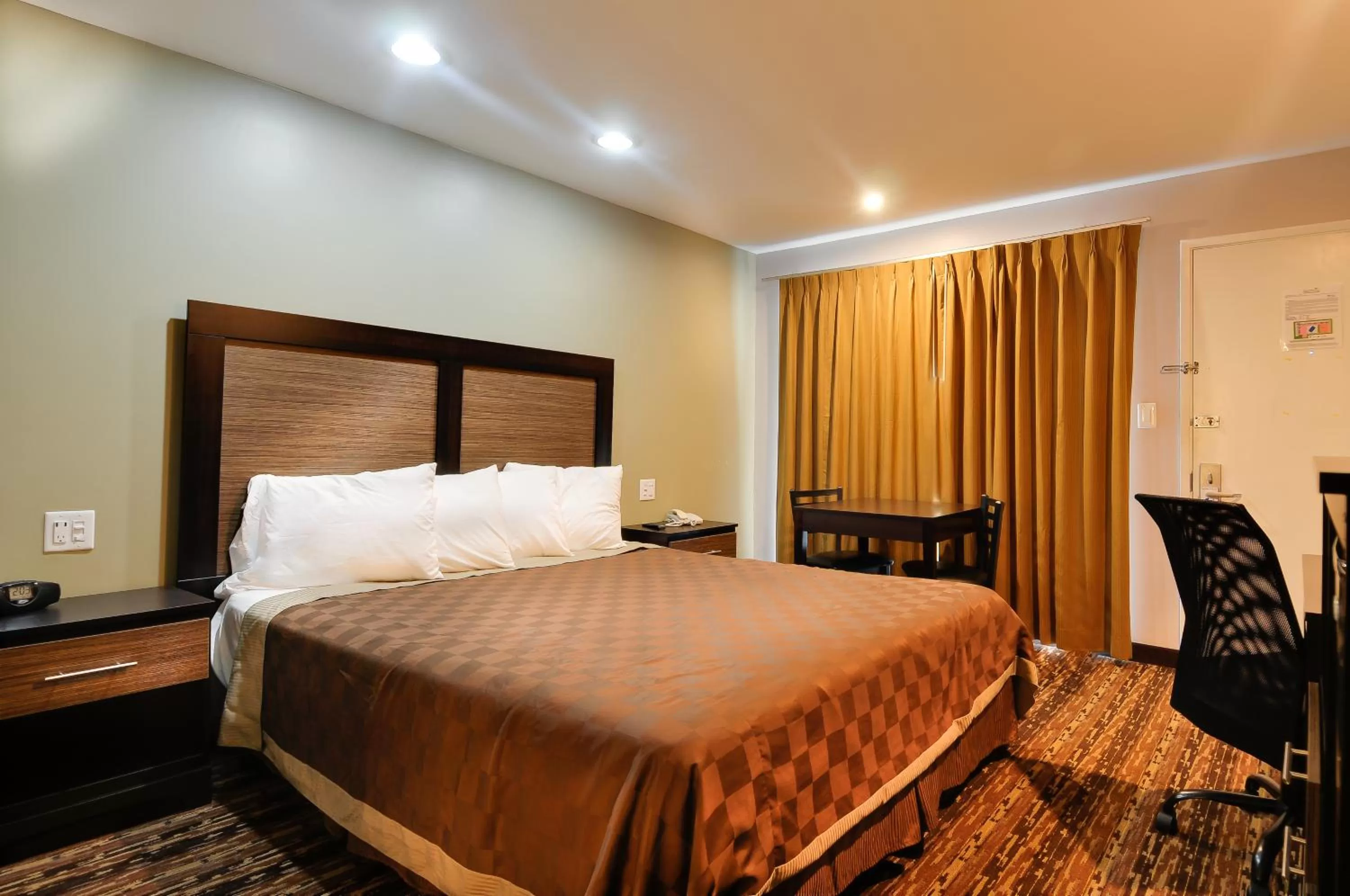 Photo of the whole room, Bed in Vagabond Inn Sunnyvale