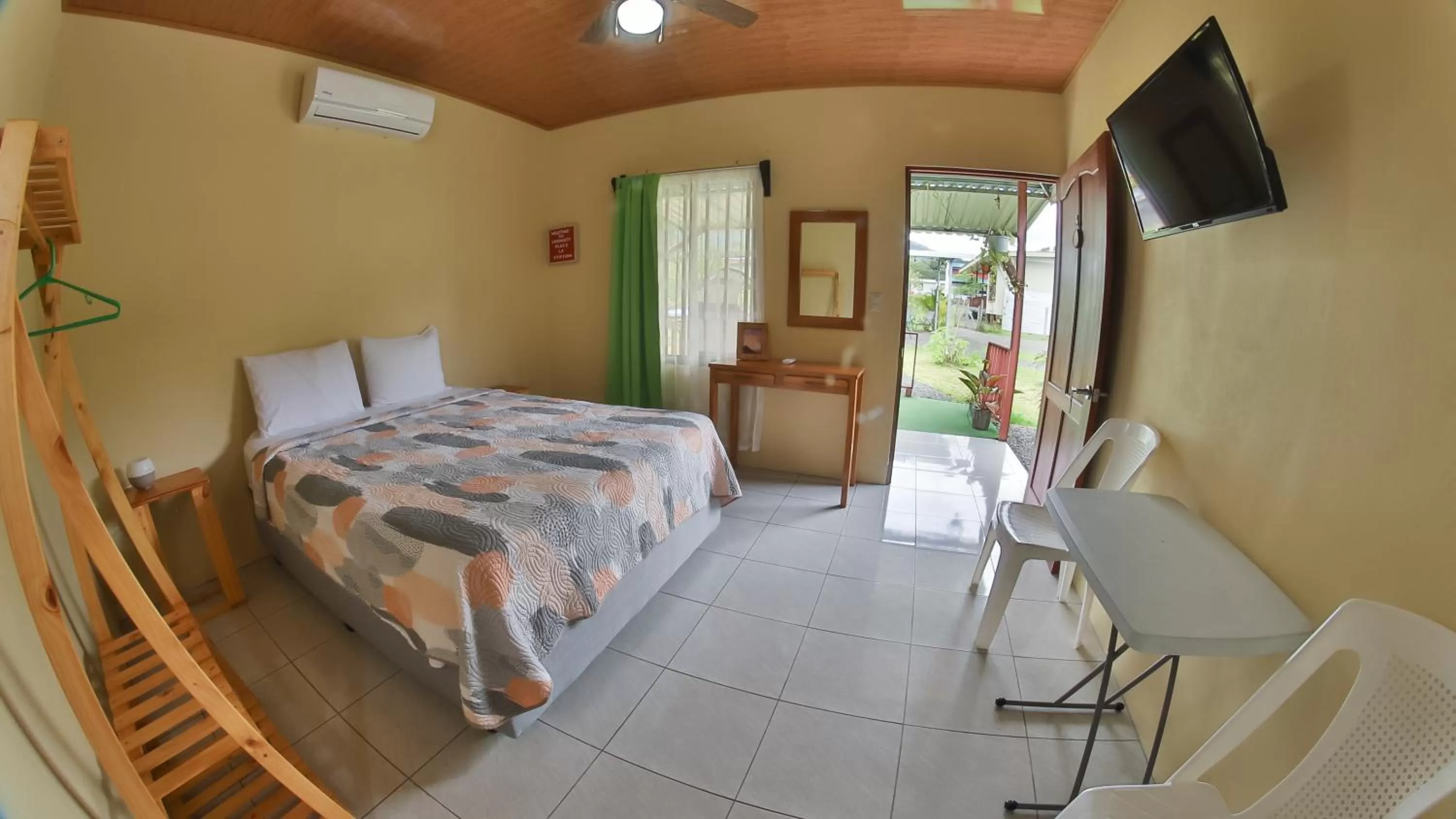 Photo of the whole room, Bed in Chongos Place