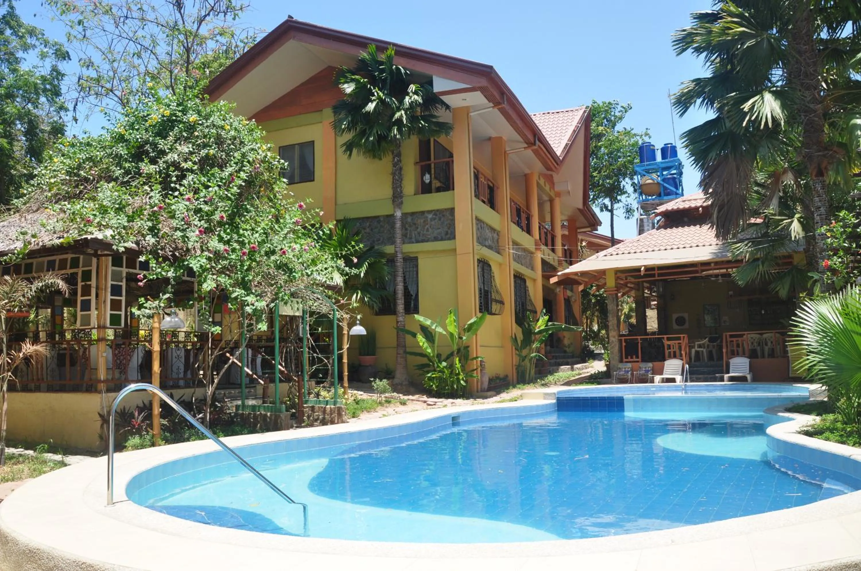 Swimming pool in Darayonan Lodge