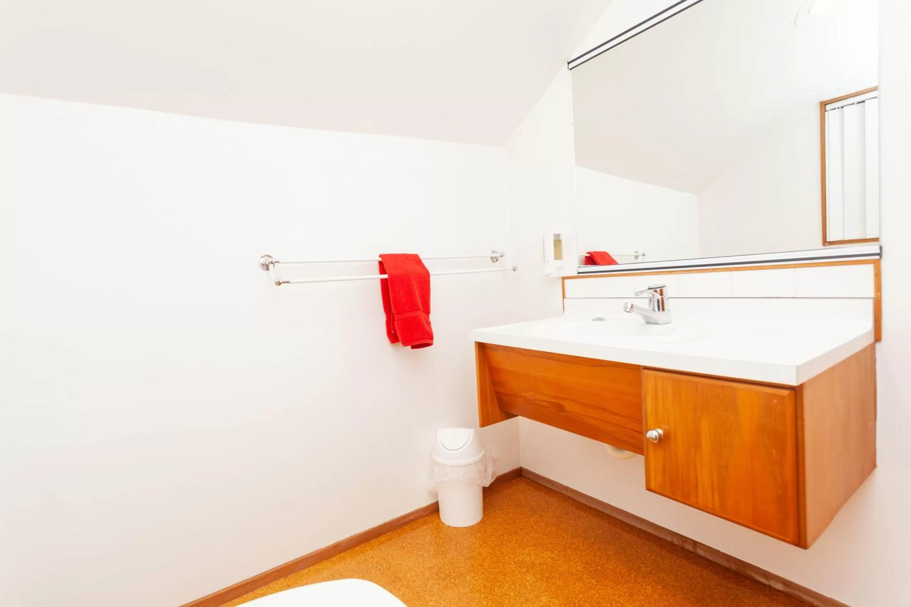 Toilet in Cascades Lakefront Motel