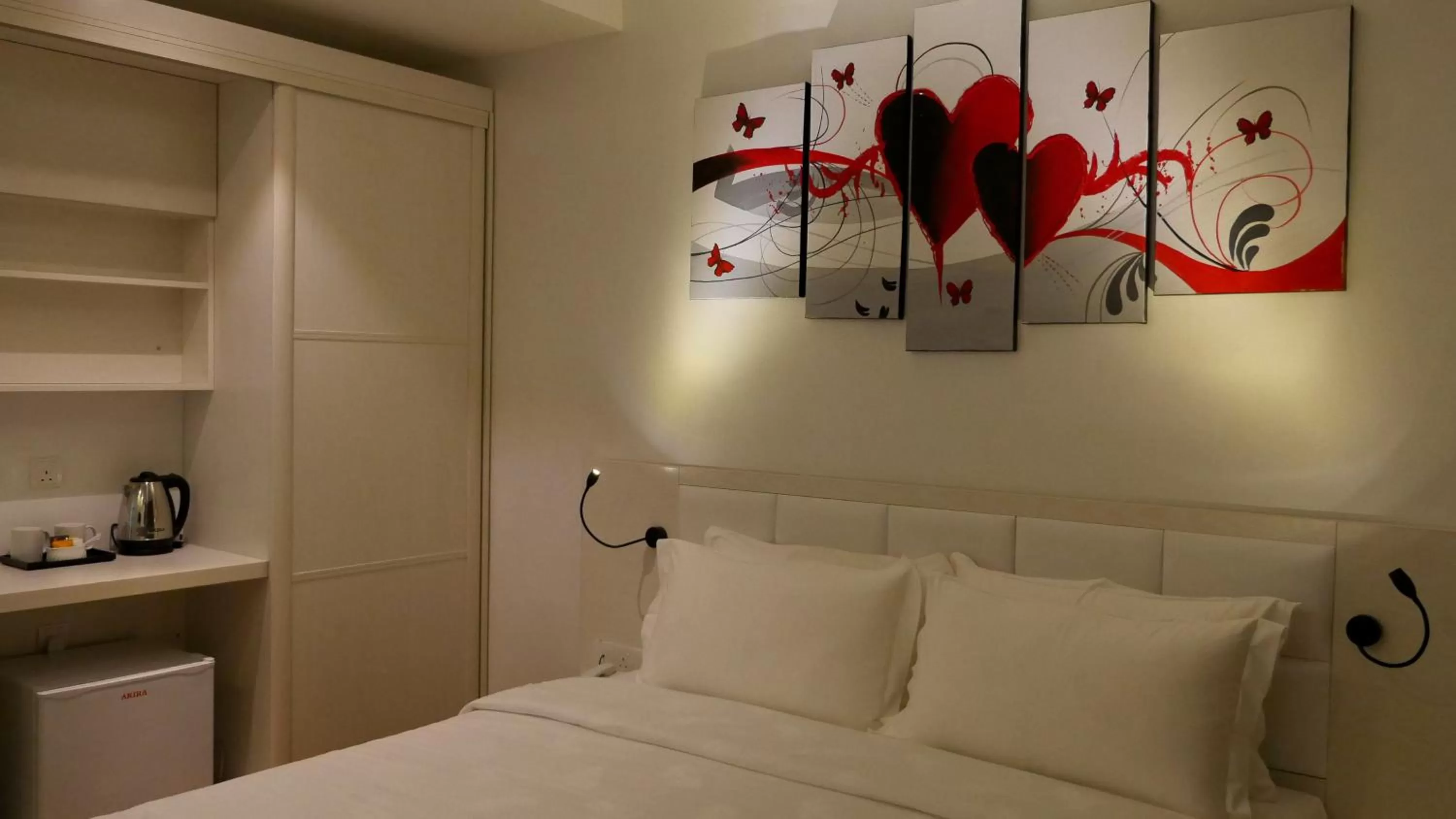 Bedroom, Bed in Pine Garden Hotel