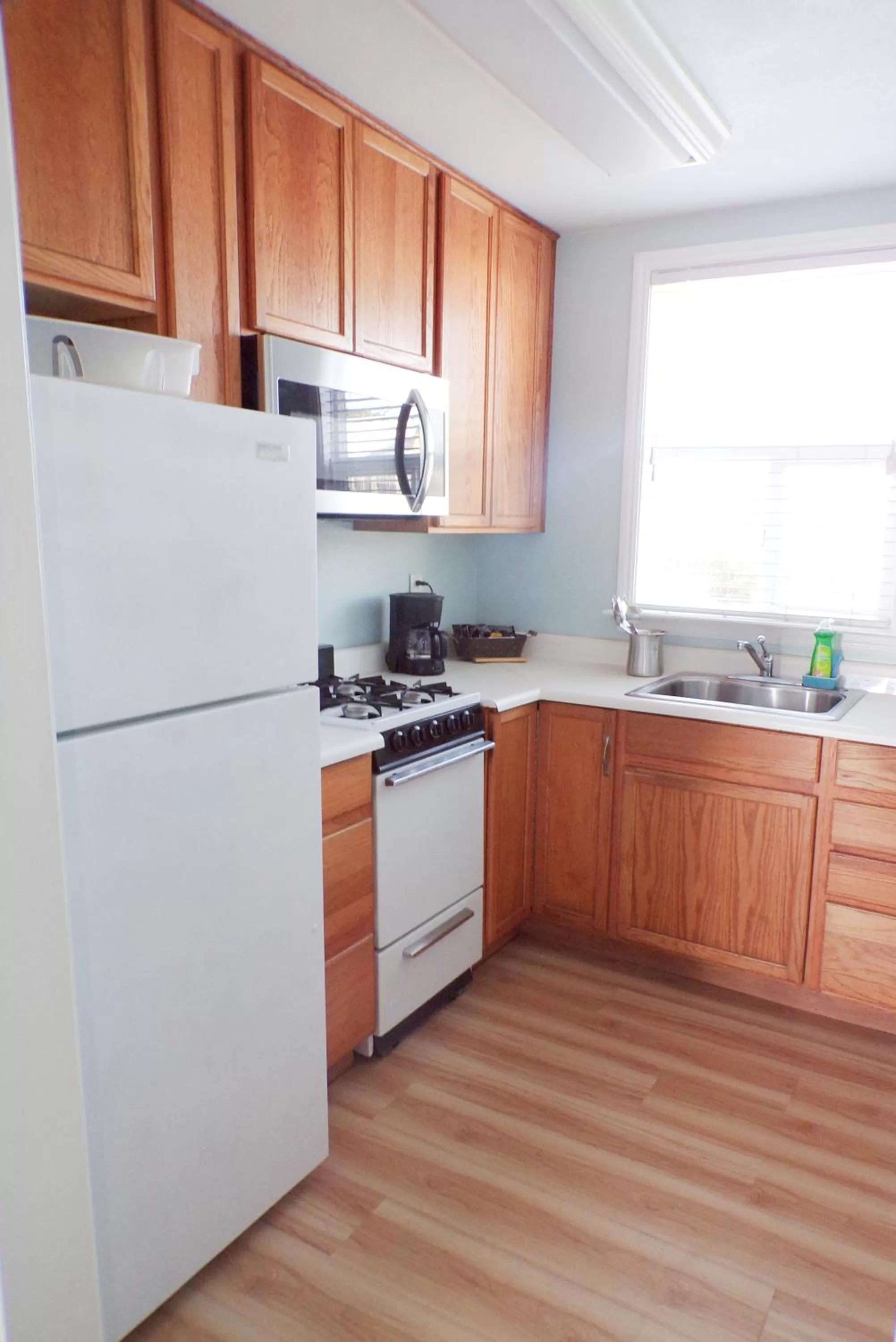 Kitchen or kitchenette in Shoreline Cottages