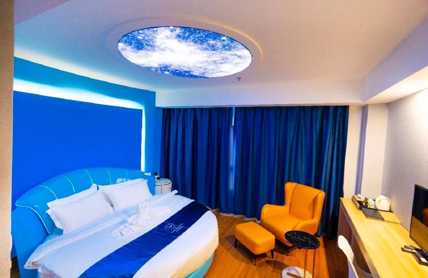 Photo of the whole room, Bed in Sapphire Hotel Silom Bangkok