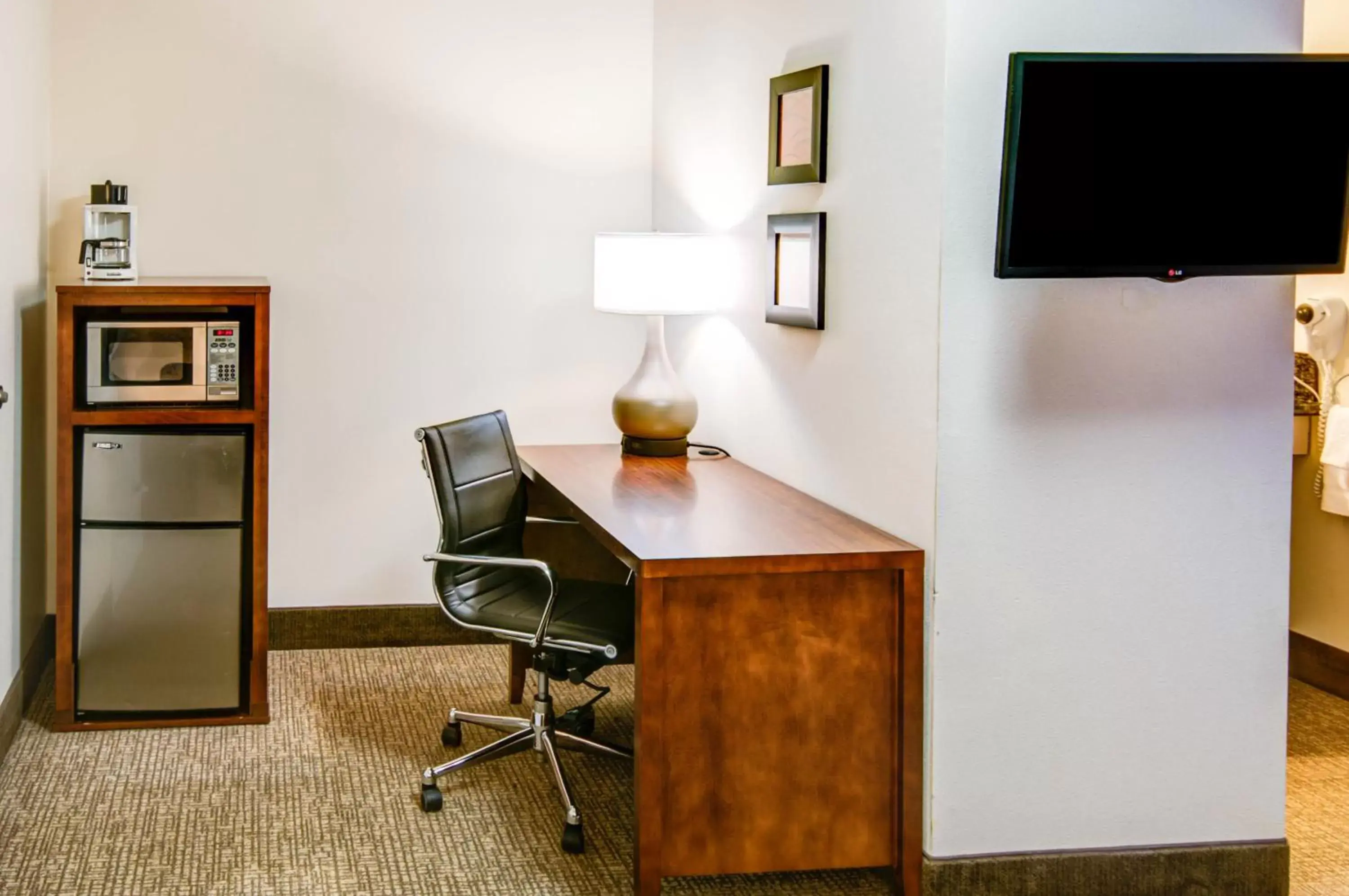 Standard King Room with Balcony - Non-Smoking in Comfort Inn Redding Near I-5 Standard King Room with Balcony - Non-Smoking in Comfort Inn Redding Near I-5