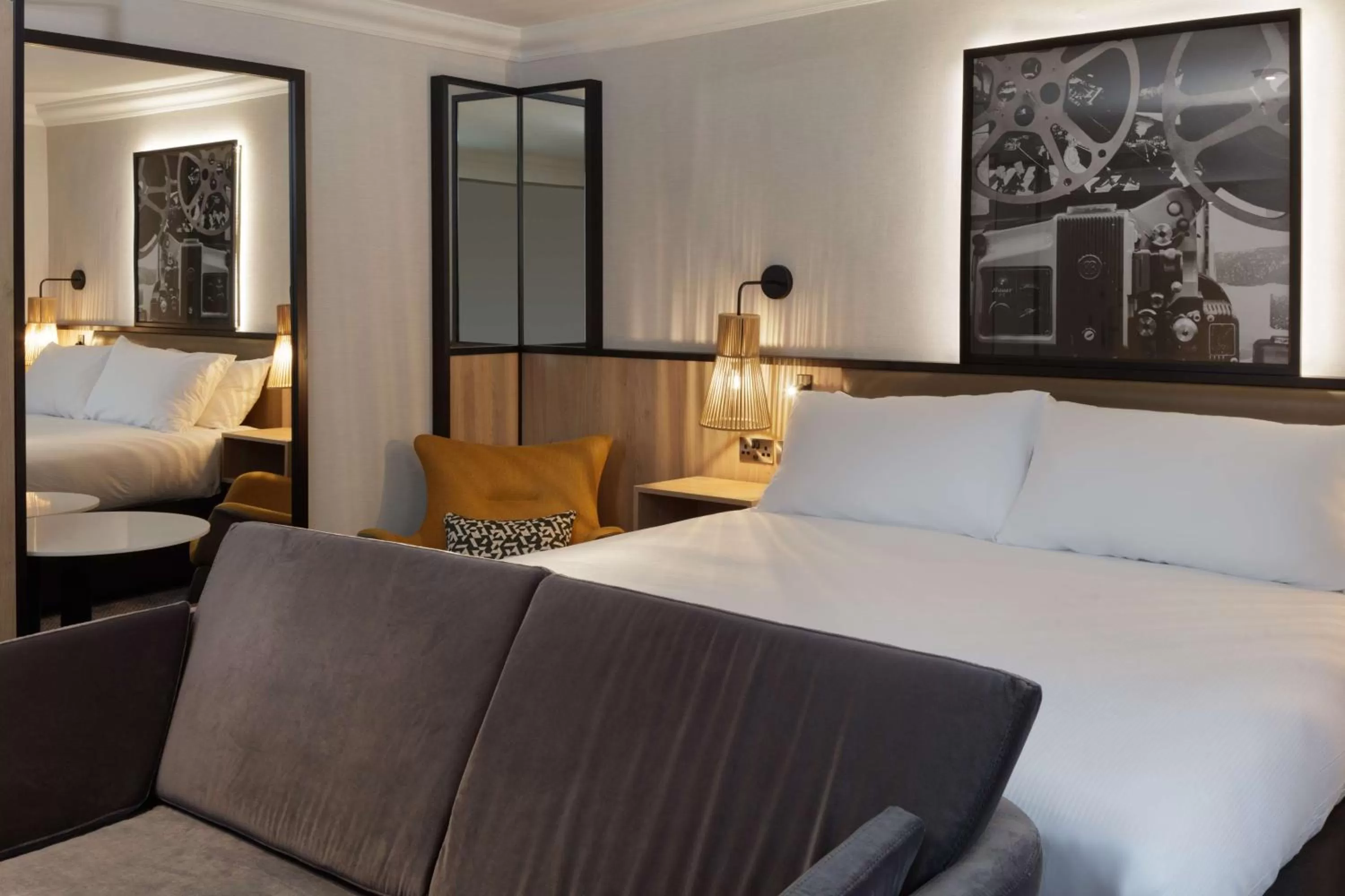 Living room, Bed in DoubleTree by Hilton London Elstree