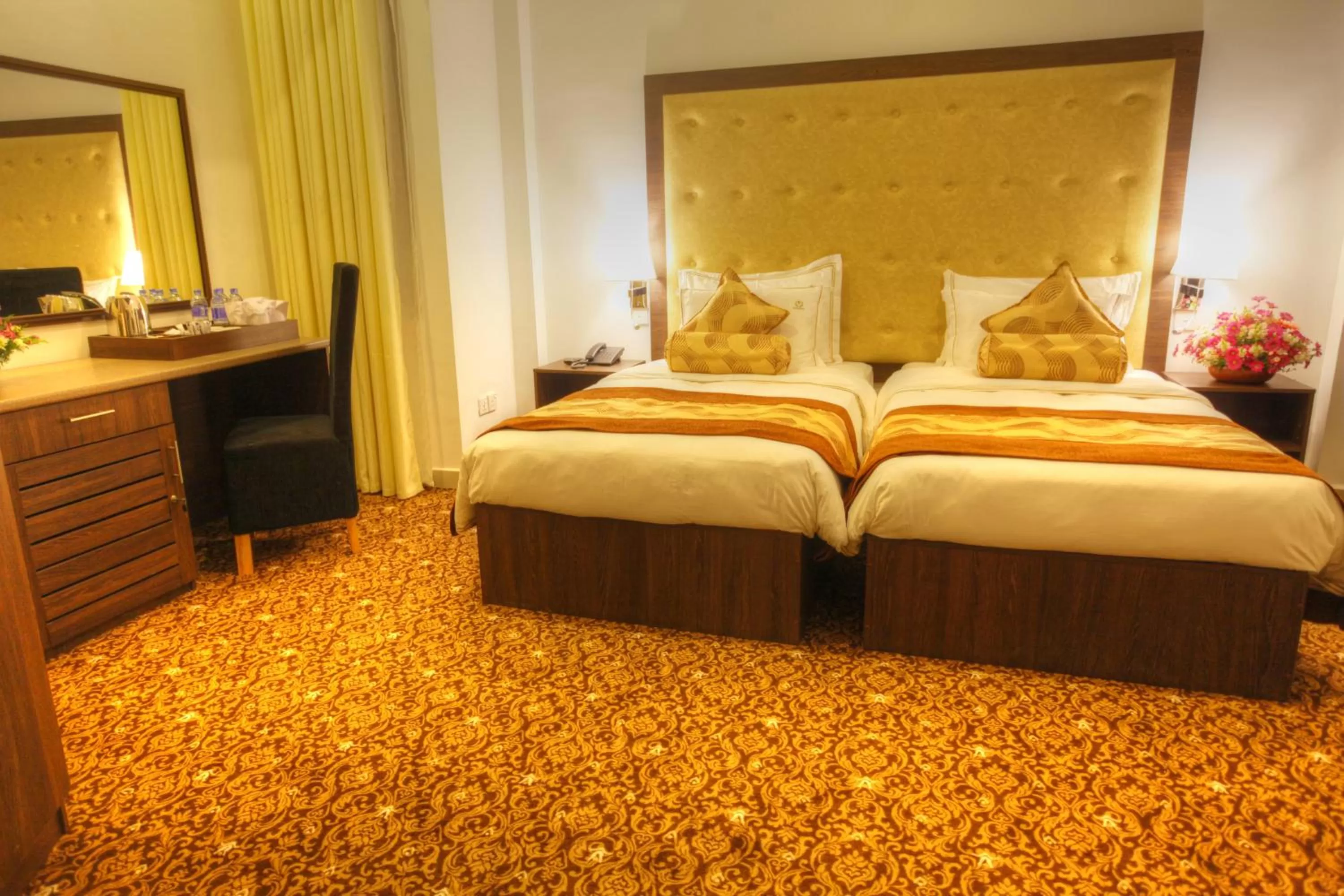 Photo of the whole room, Bed in The Queensburry City Hotel
