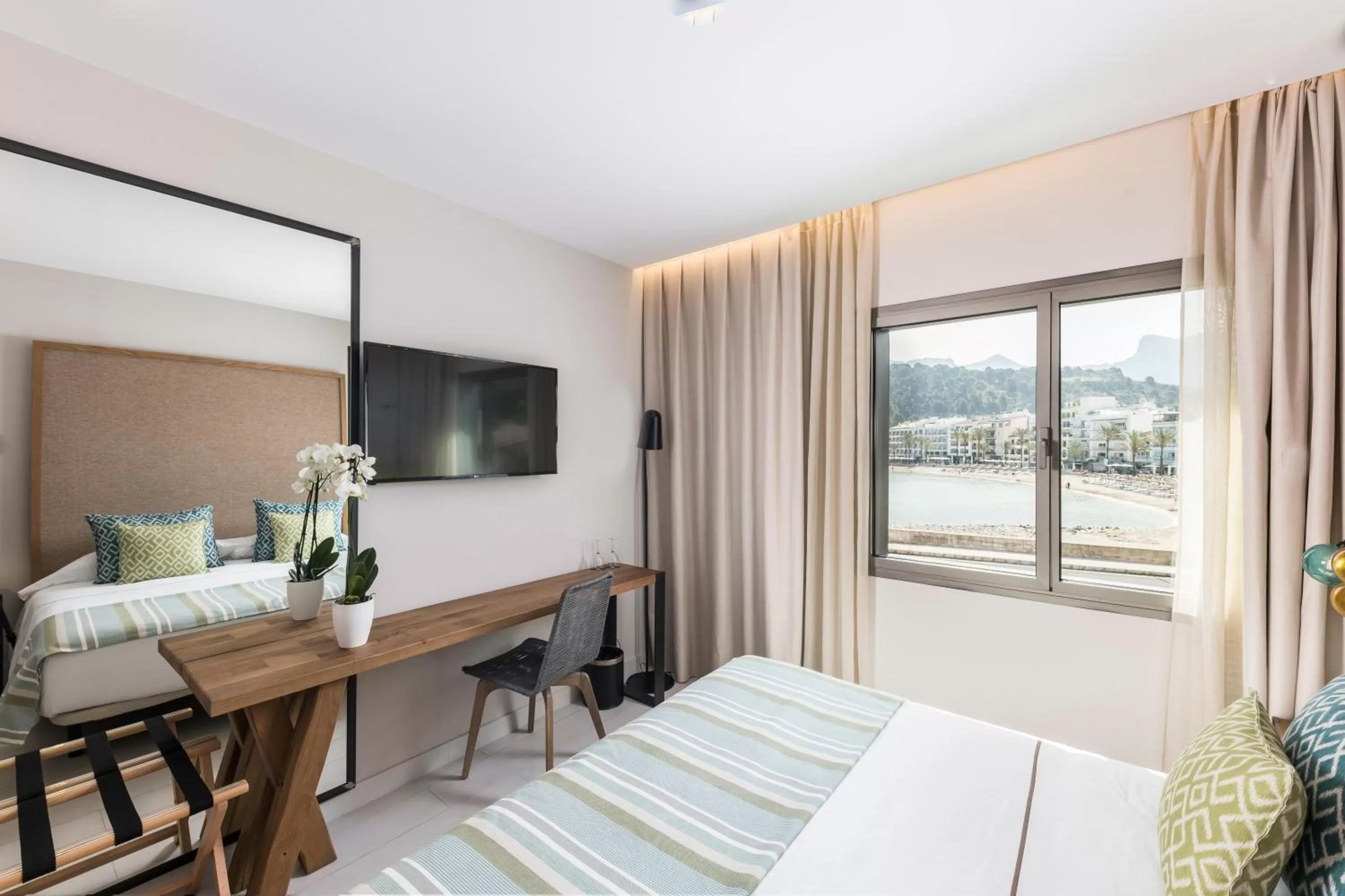 Photo of the whole room, Bed in Pure Salt Port de Sóller