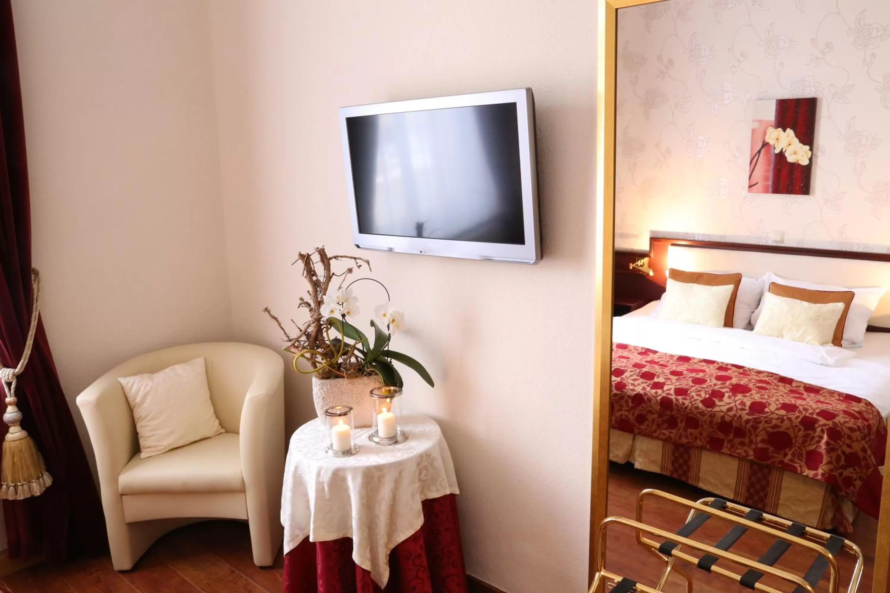 Photo of the whole room, TV/Entertainment Center in In Piazza