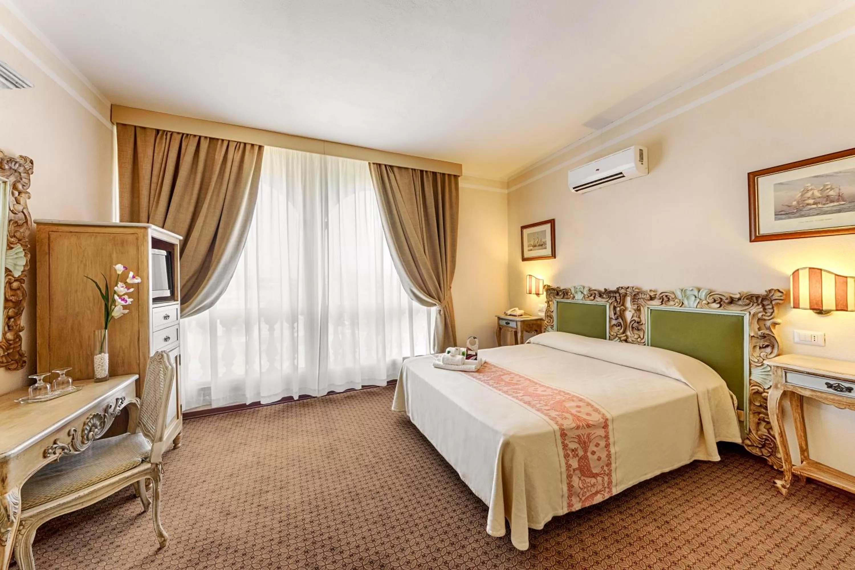 Bed in Colonna Palace Hotel Mediterraneo