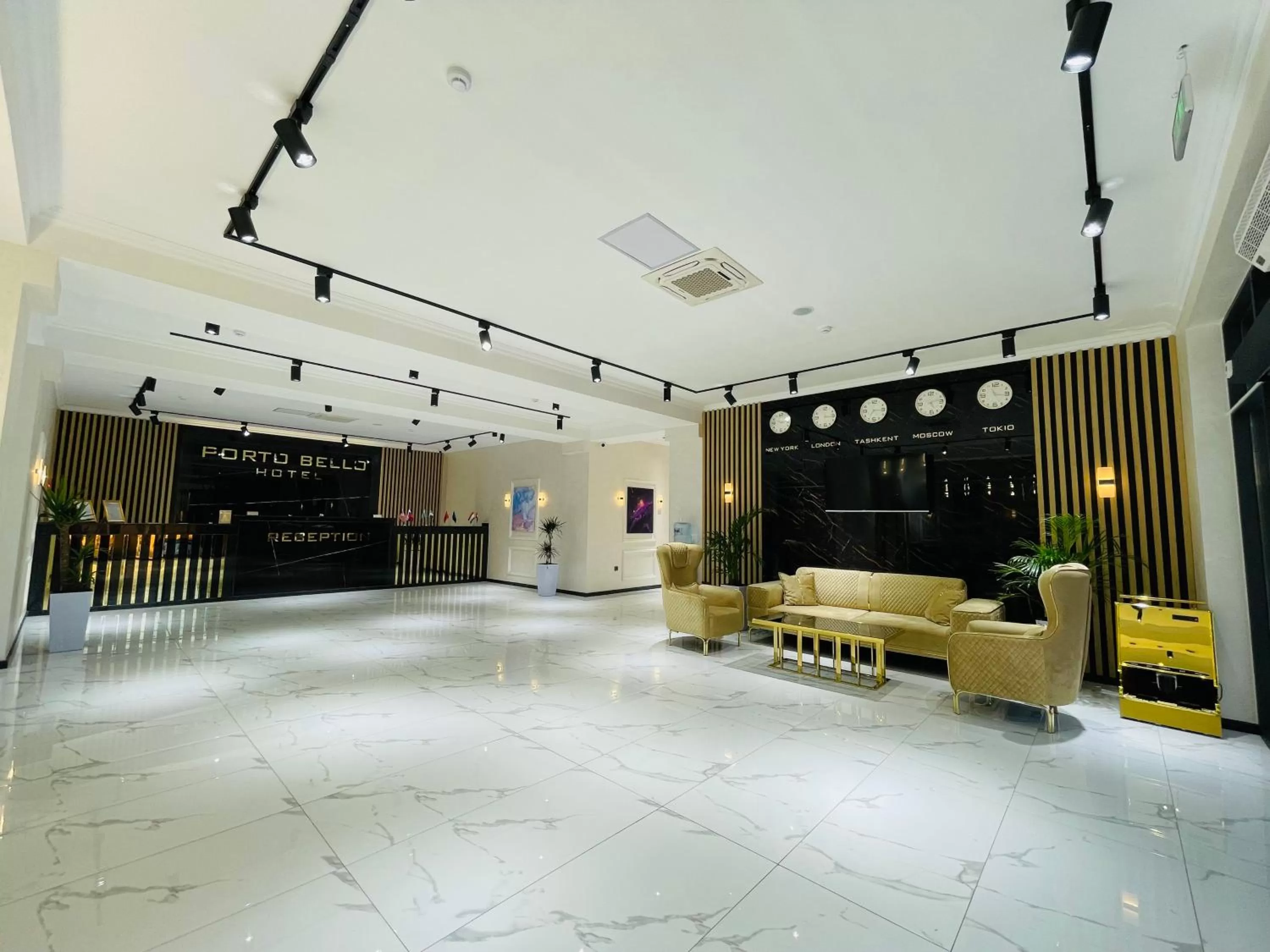 Living room, Lobby/Reception in Porto Bello Hotel