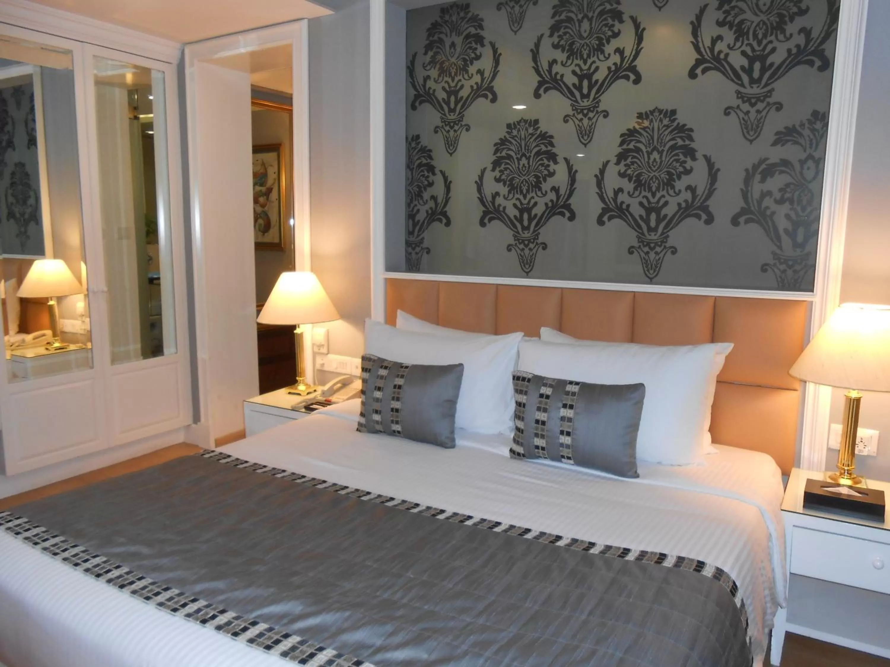 Bed in Kenilworth Hotel, Kolkata