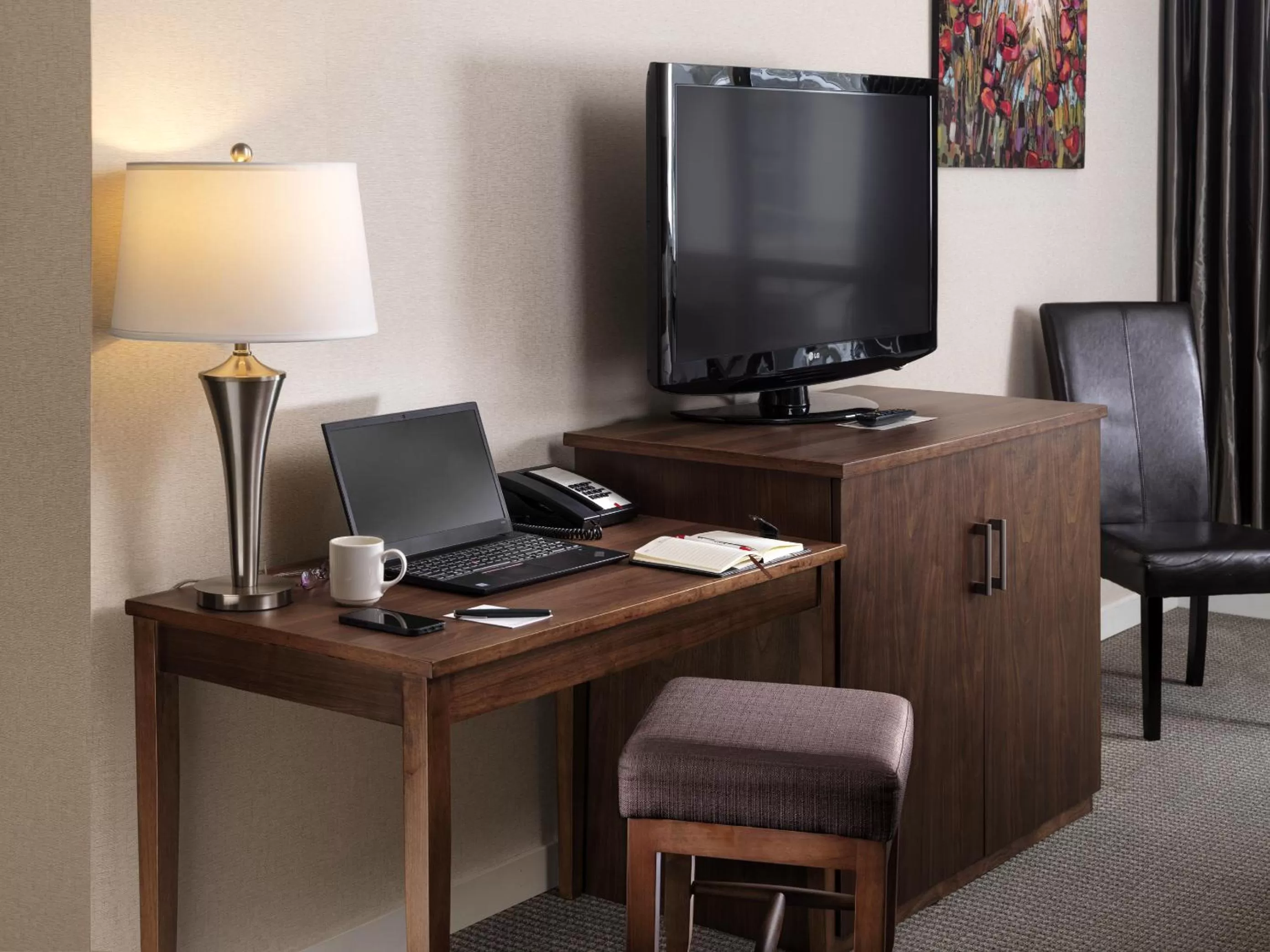 TV and multimedia in Huntingdon Hotel and Suites