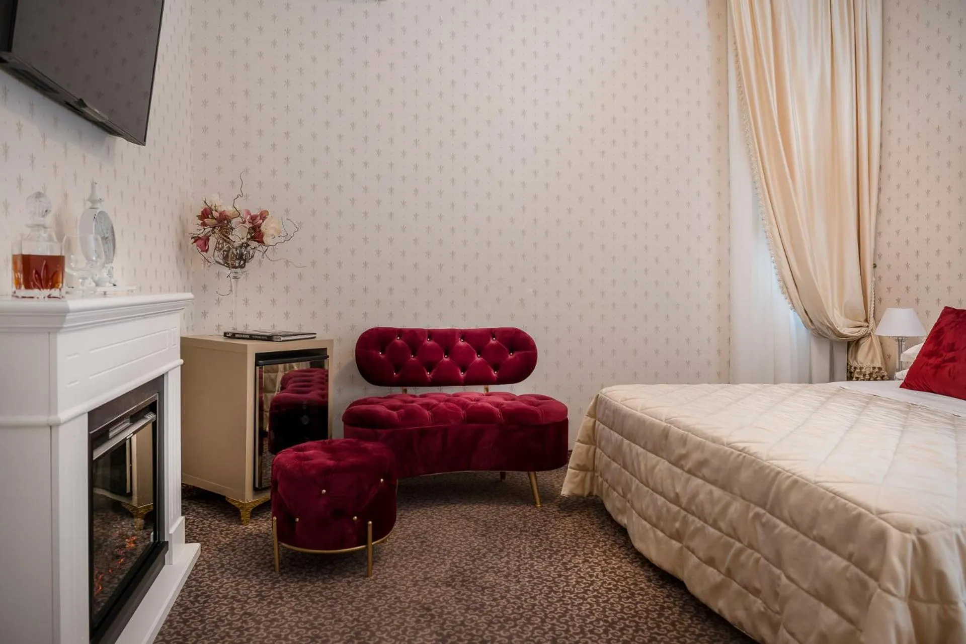 Living room, Bed in Albergo Rossini 1936 Small & Charming