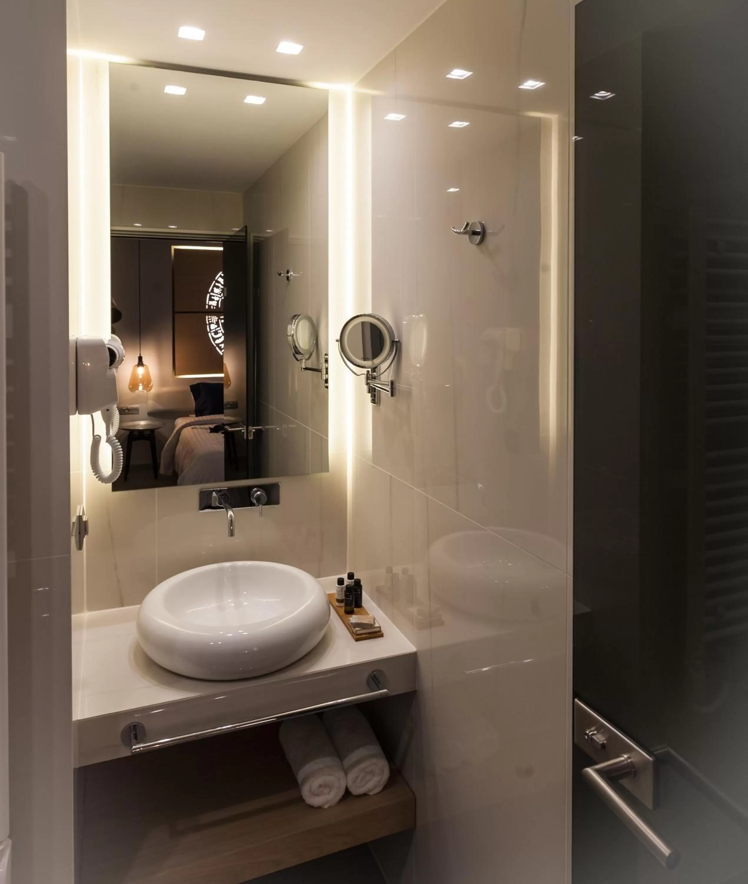 Bathroom in Lavris City Suites