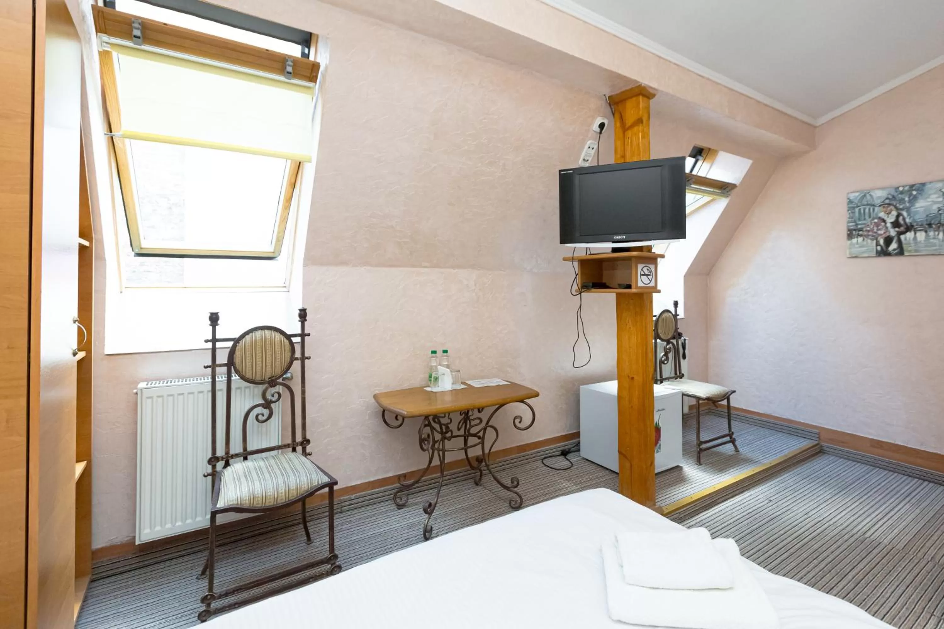 Communal lounge/ TV room, TV/Entertainment Center in Staryi Krakiv