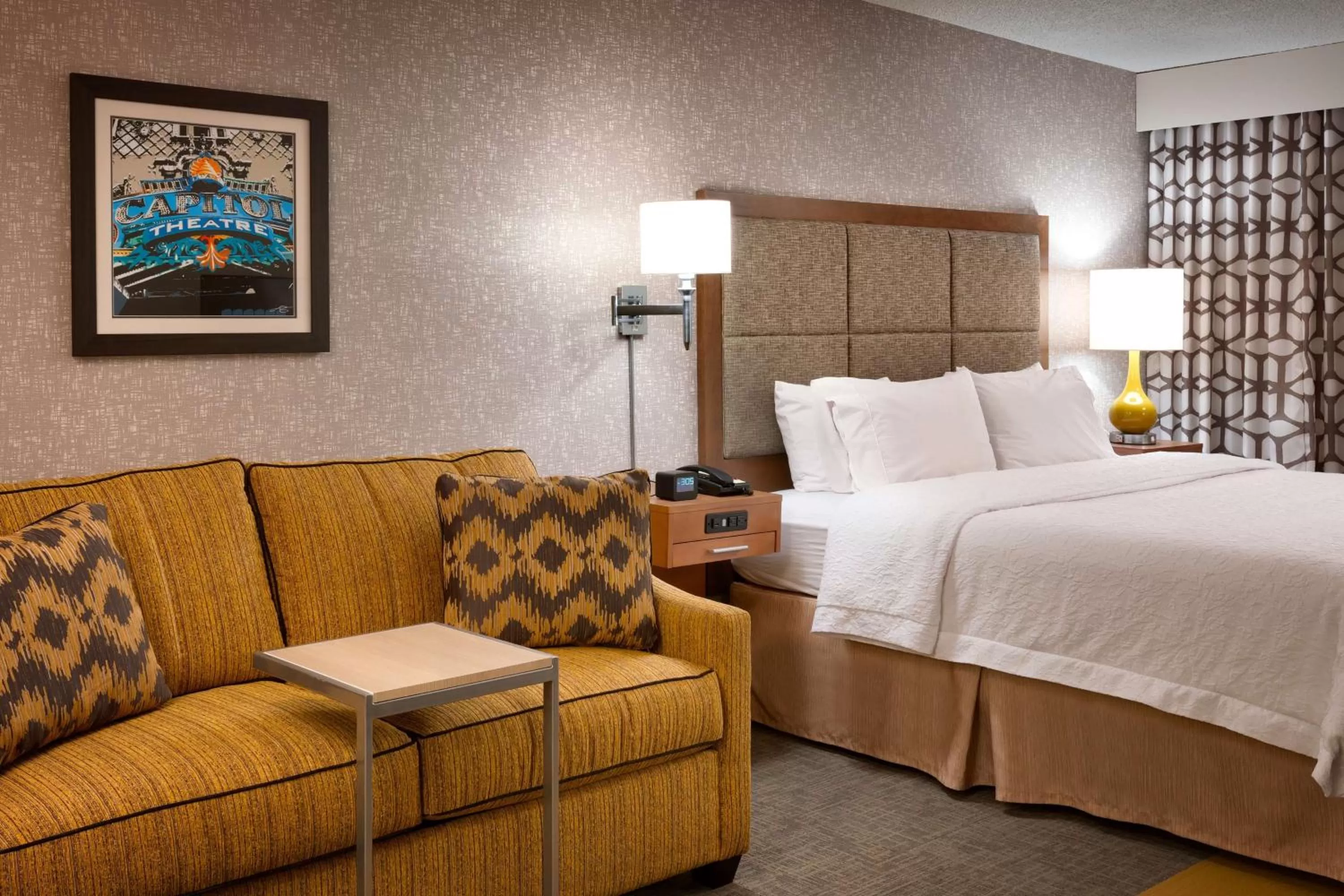 Living room, Bed in Hampton Inn Salt Lake City Downtown