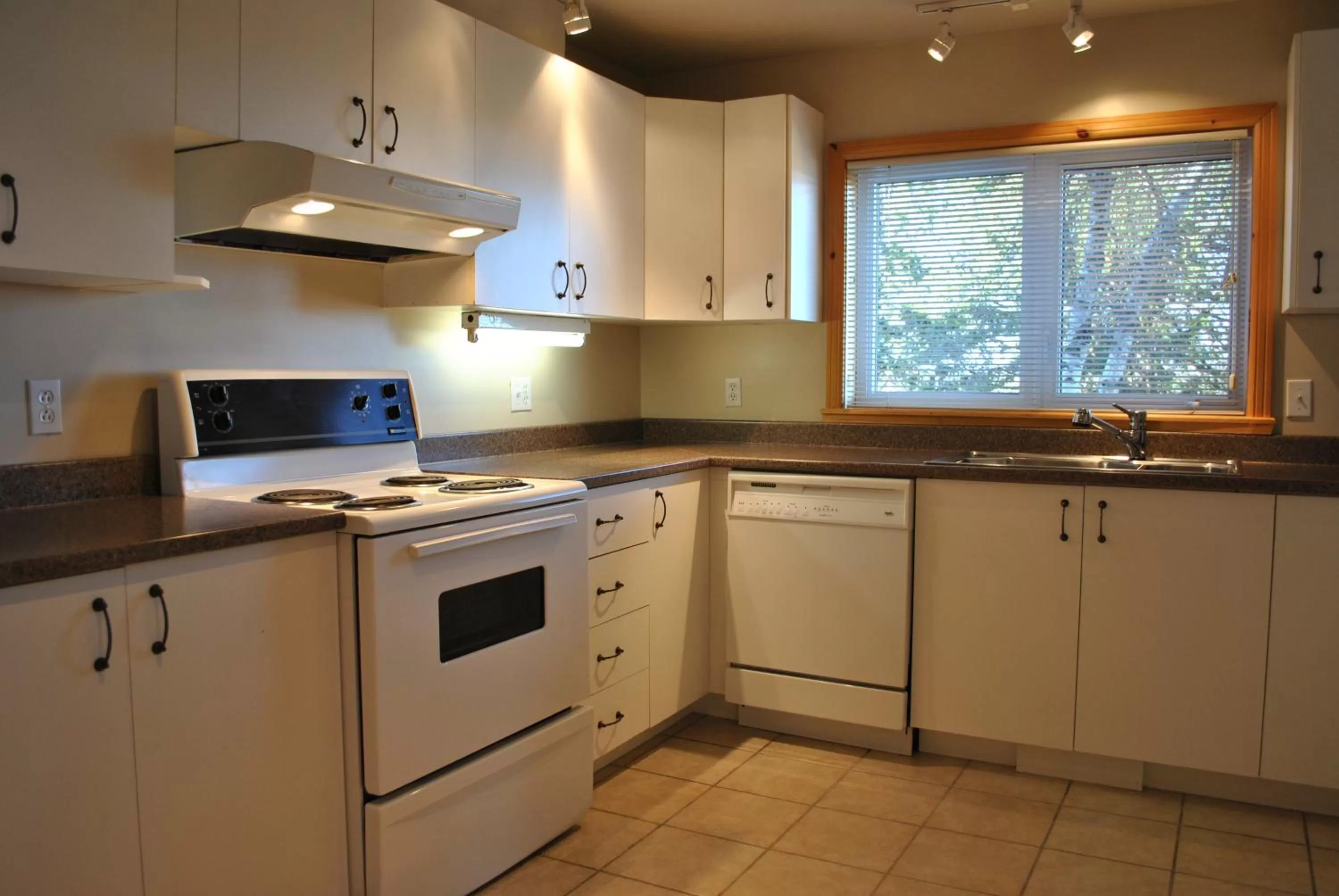 Kitchen/Kitchenette in Le Montagnard, Auberge Hôtel & Chalets