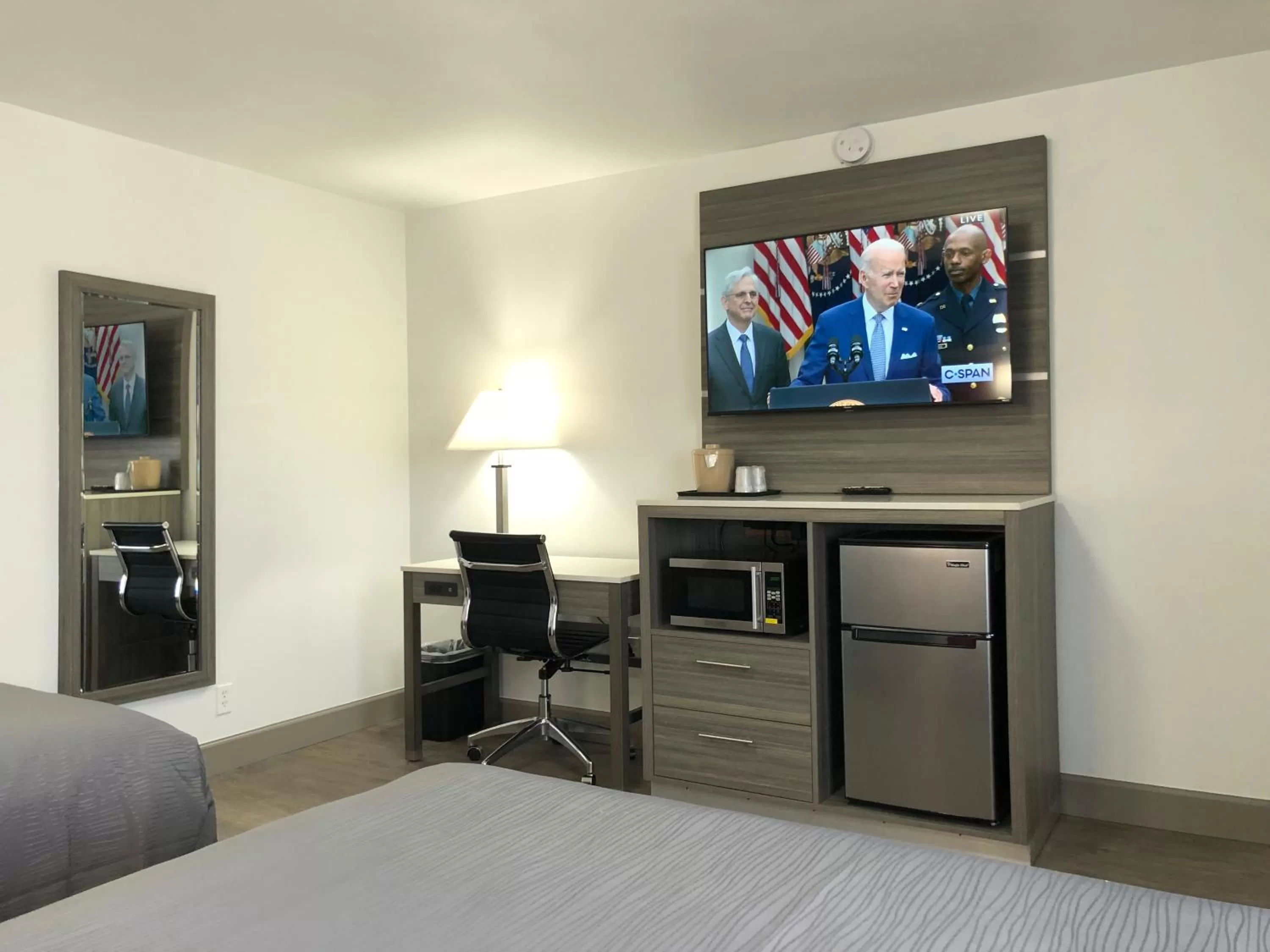 TV and multimedia in Seven Seas Inn & Suites