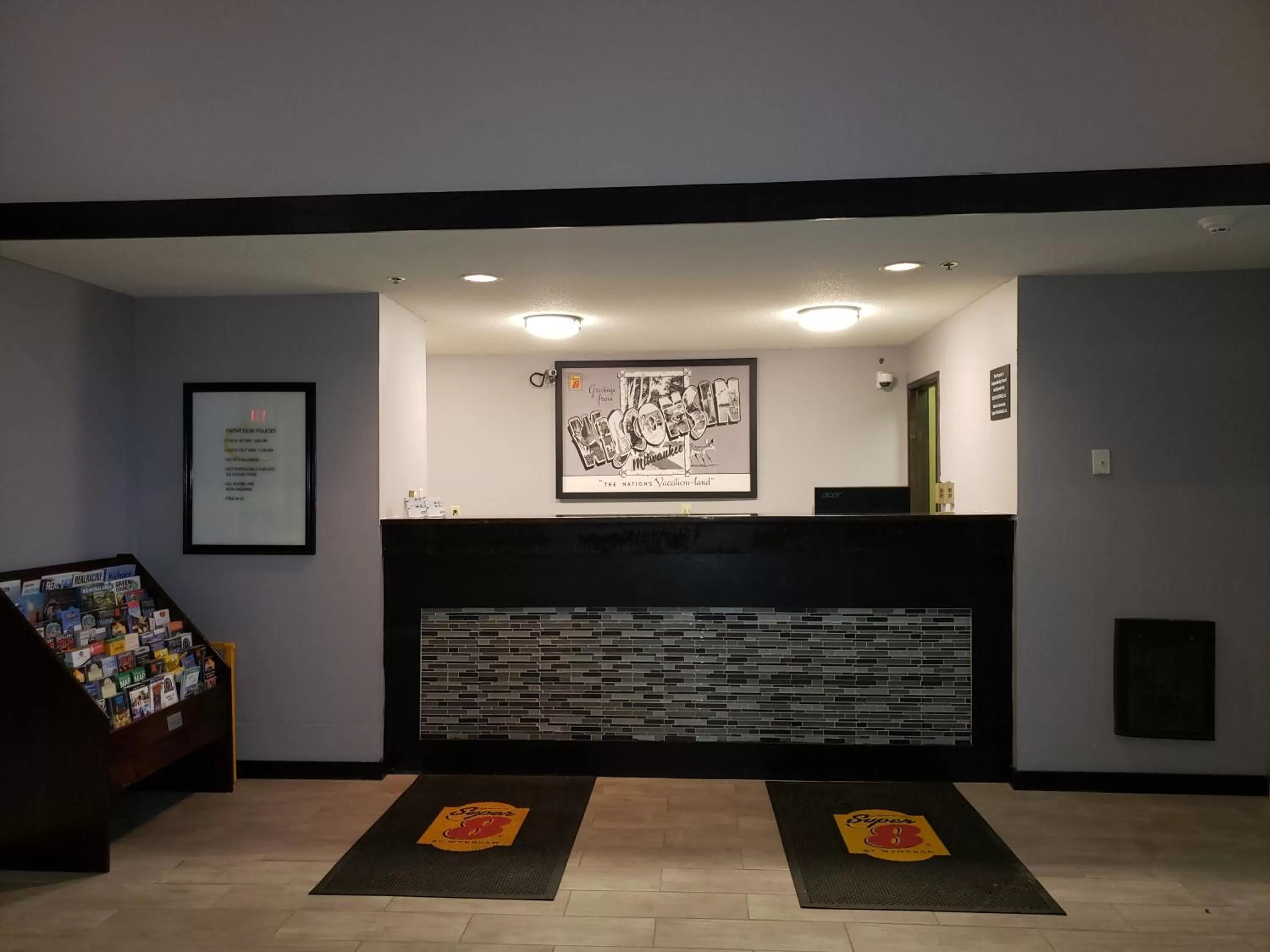 Lobby or reception in Super 8 by Wyndham Milwaukee Airport