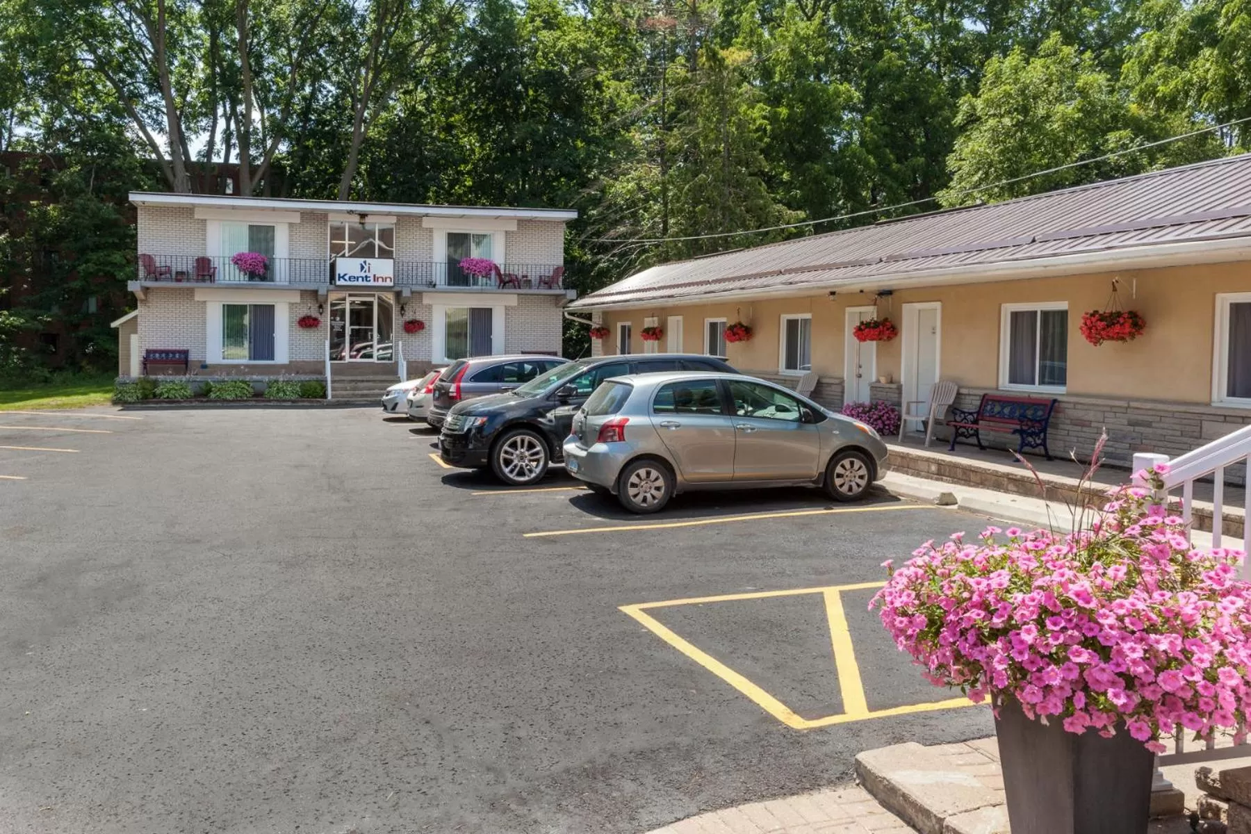 Facade/entrance in Kent Inn