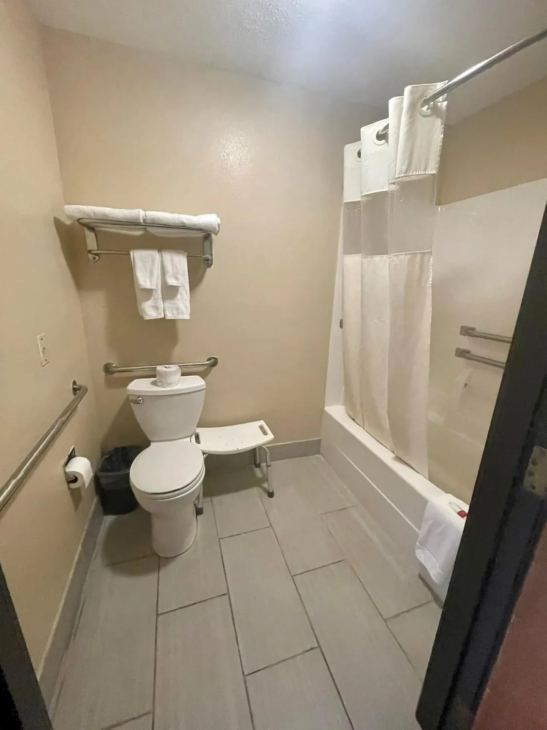 Super 8 by Wyndham Paris IL