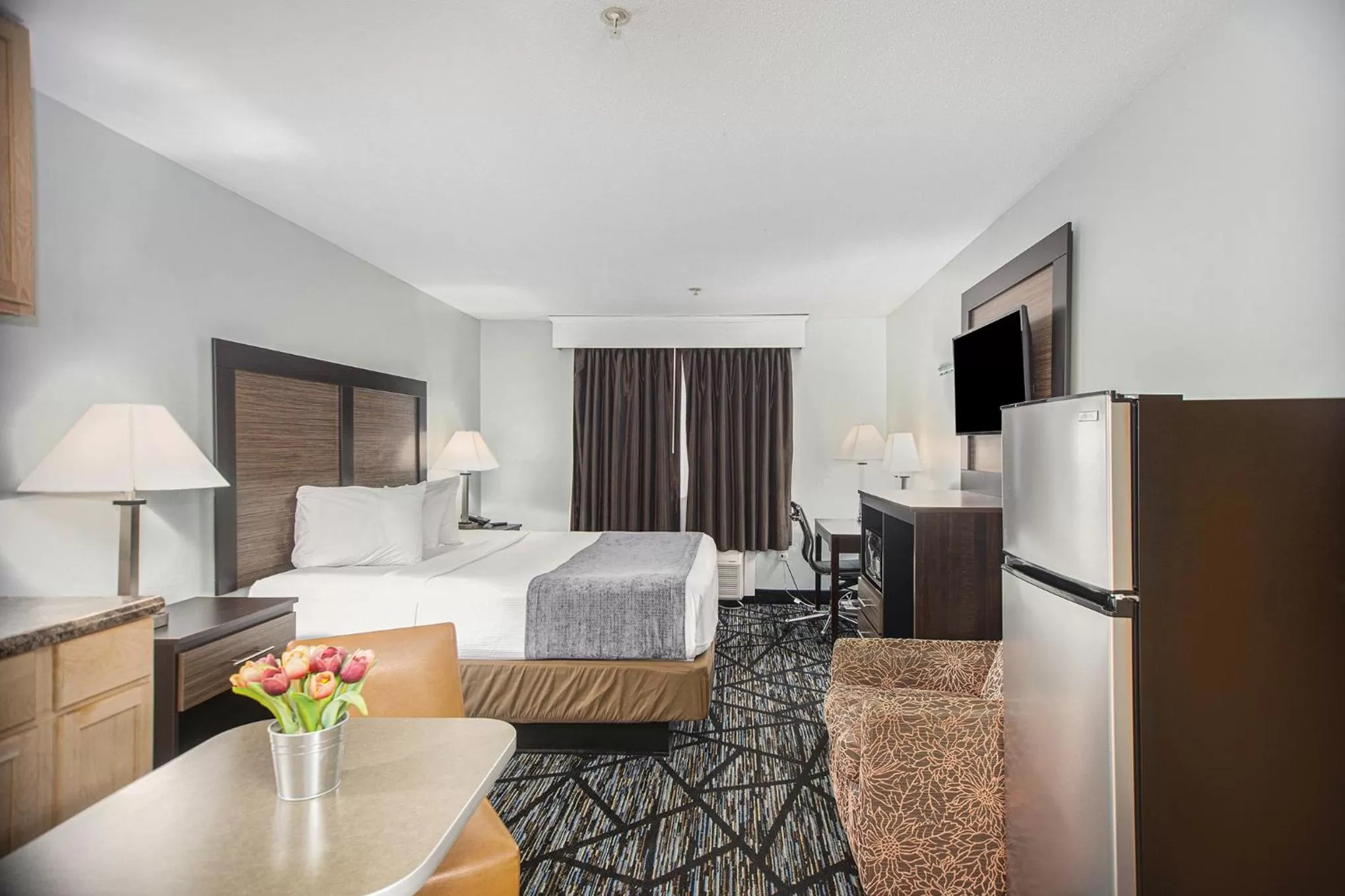 Photo of the whole room, Bed in Baymont by Wyndham Grand Haven