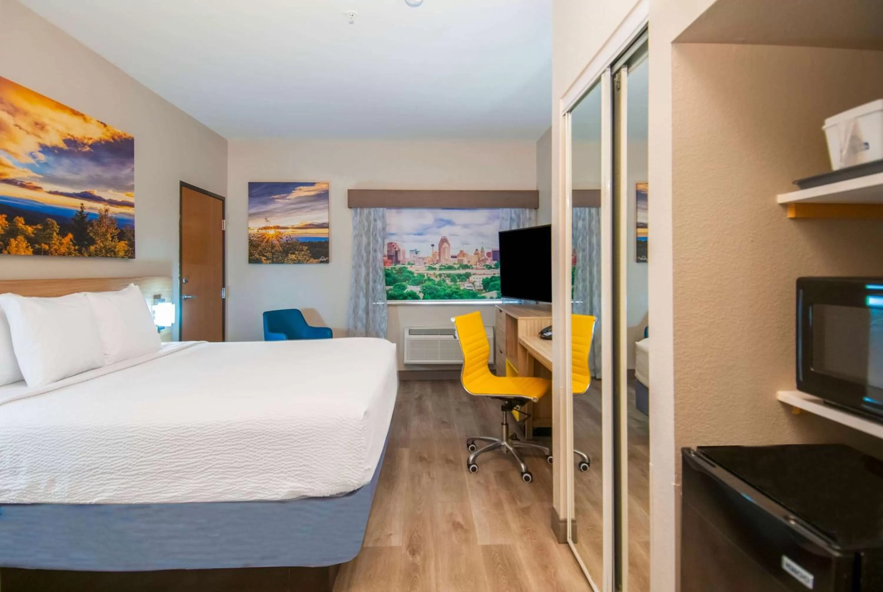 King Room with Bath Tub - Mobility Accessible/Non-Smoking in Days Inn by Wyndham Suites San Antonio North/Stone Oak