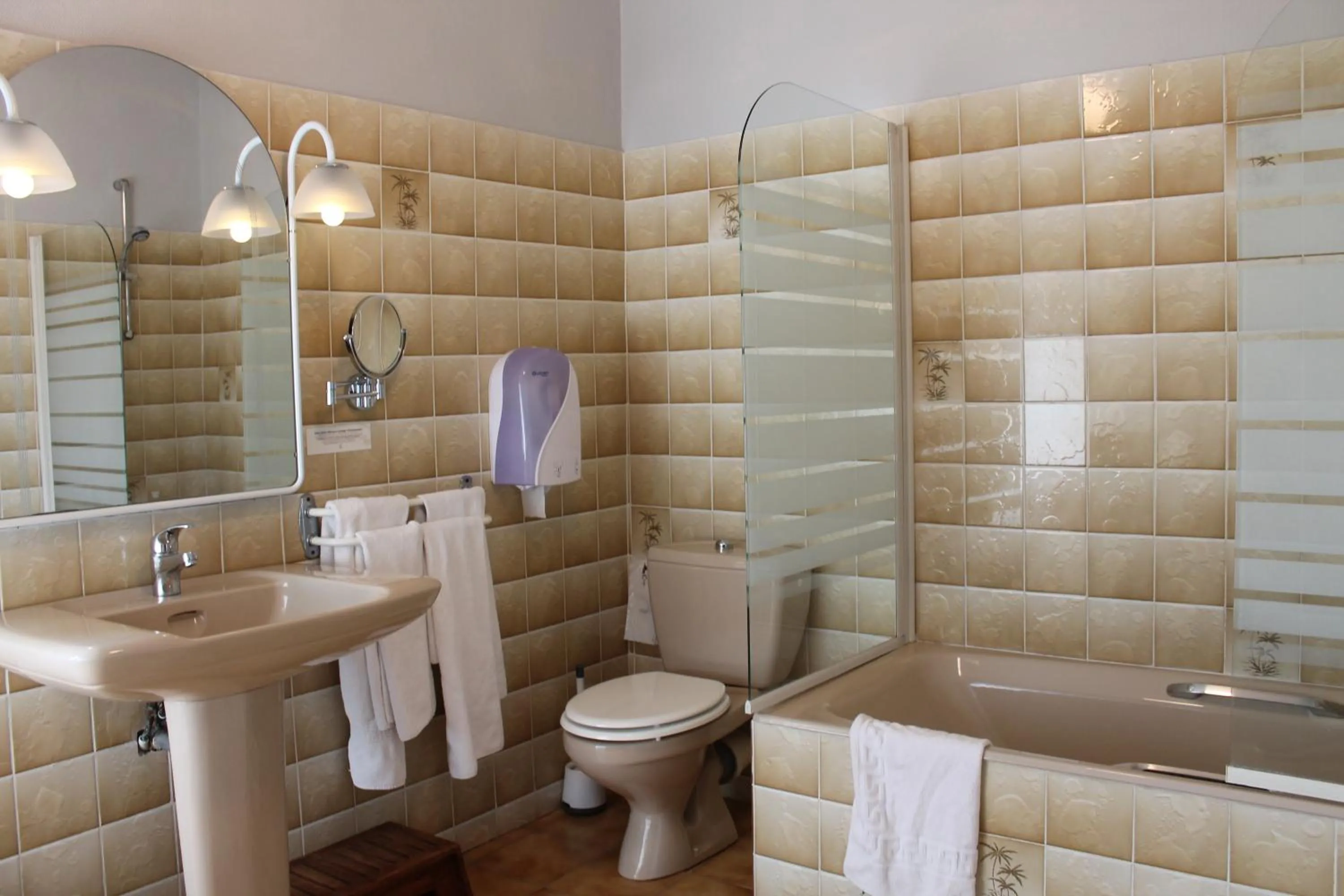 Bathroom in Logis Hotels- Auberge de la Tour - Hôtel et restaurant