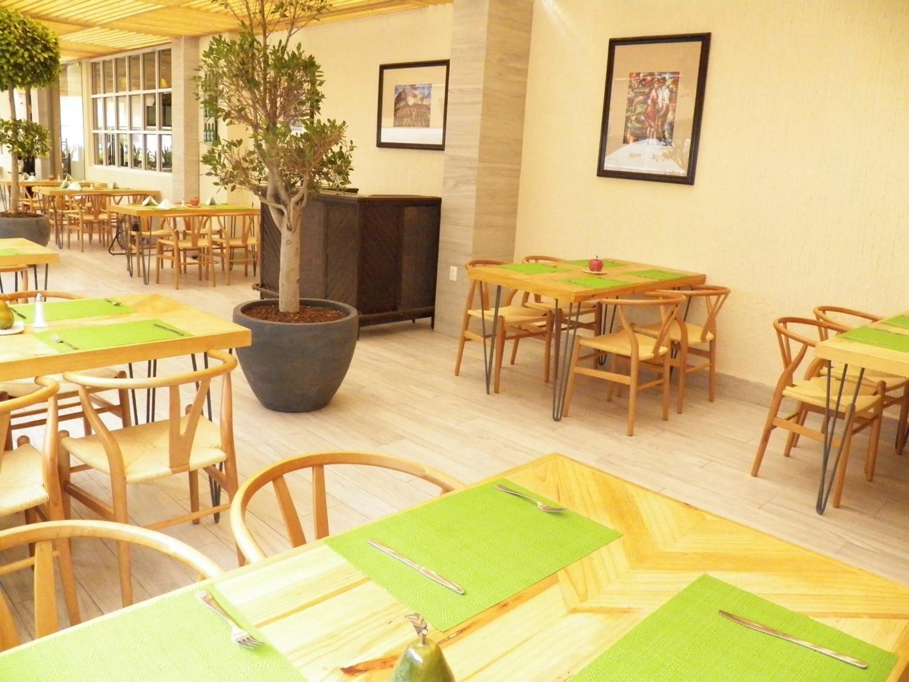 Restaurant/places to eat in Holiday Inn Leon-Convention Center by IHG